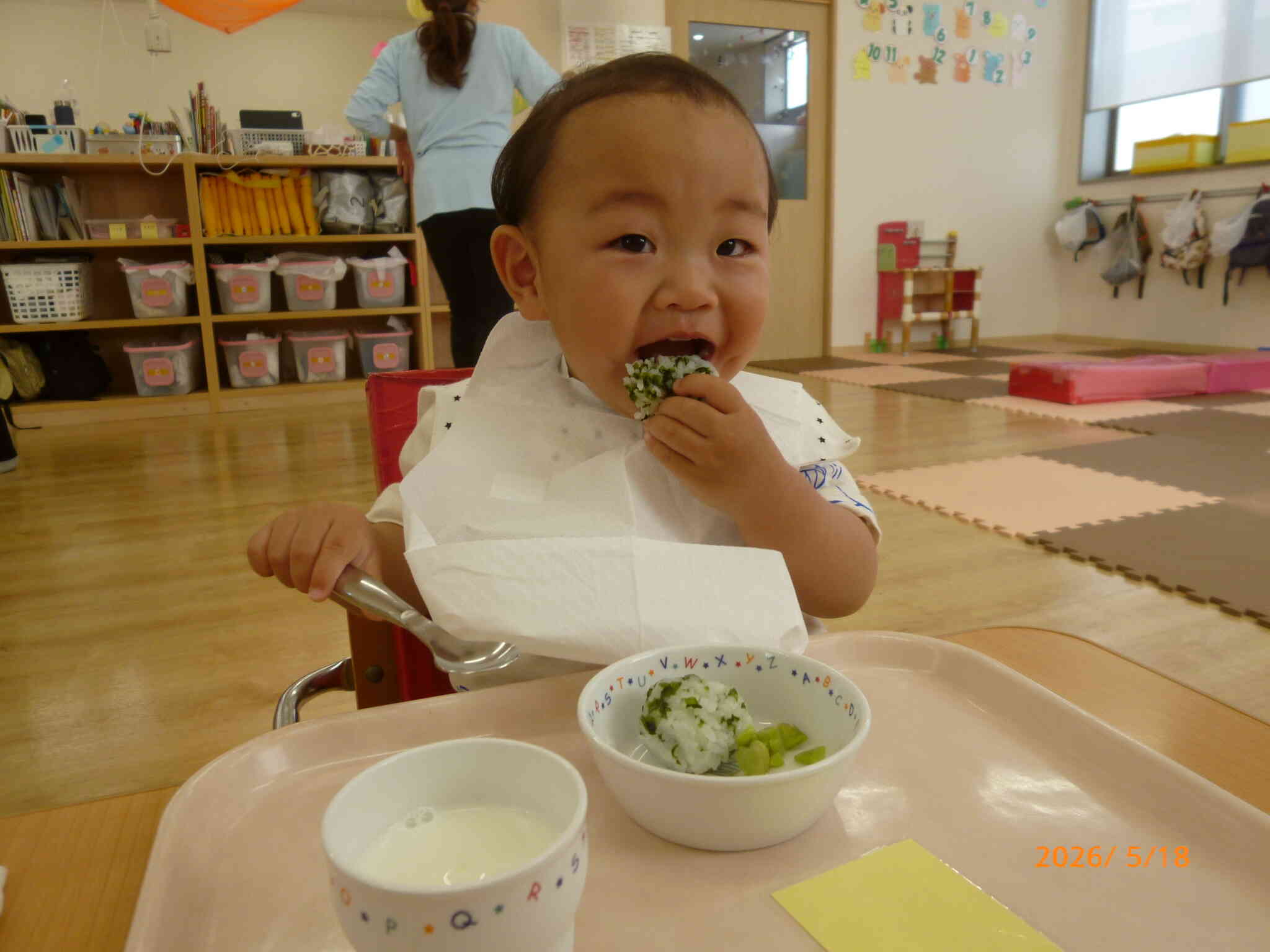 午後のおやつにそら豆が登場しました。美味しそうに頬張る様子に先生たちの目じりが下がります。