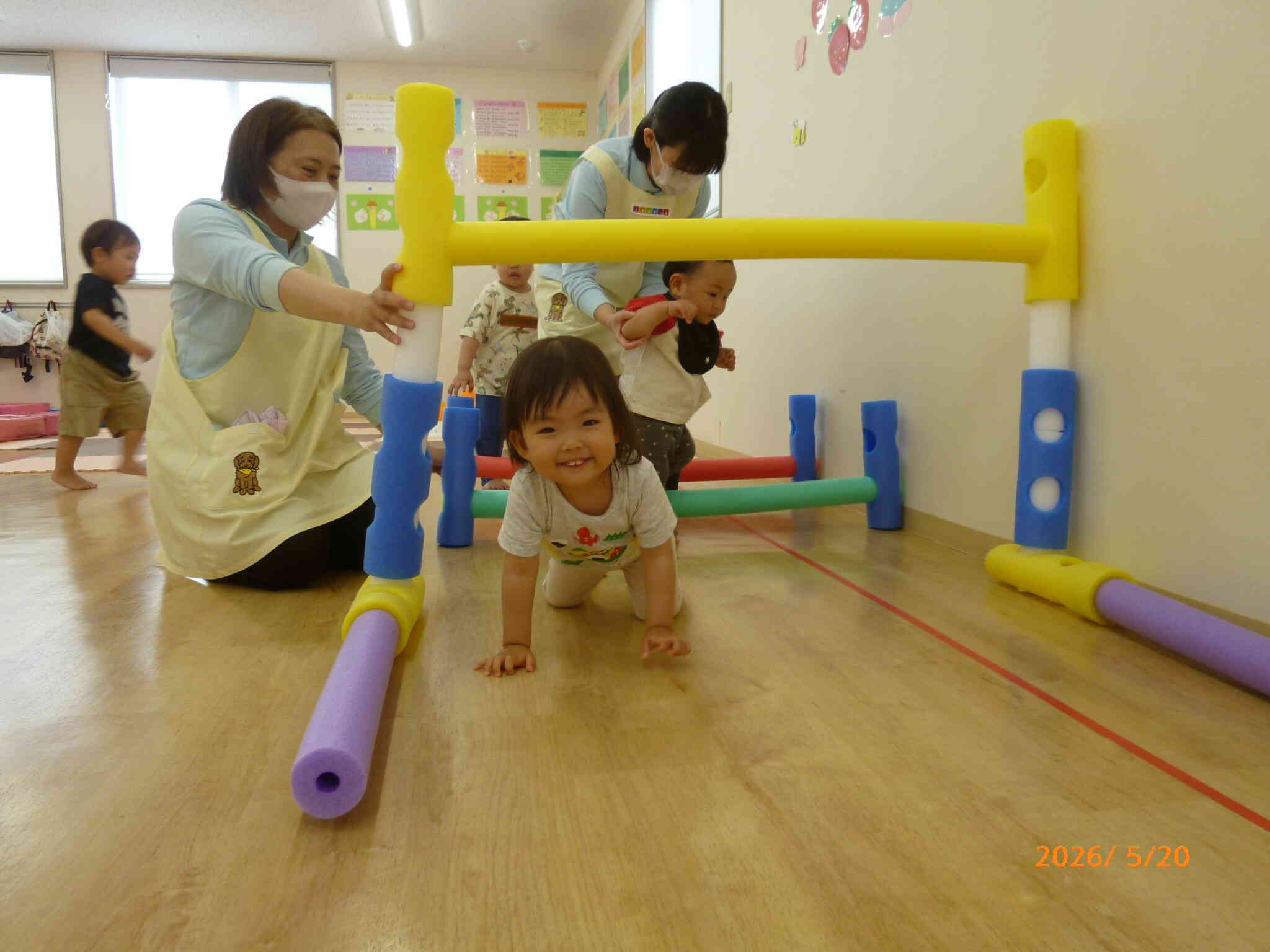 おもいっきりタイムではいろいろな遊びをおもいっきり楽しんでいます☆サーキット遊びではくぐったり、飛んだり、跨いだり...と体をめいっぱい動かして遊びます♪
