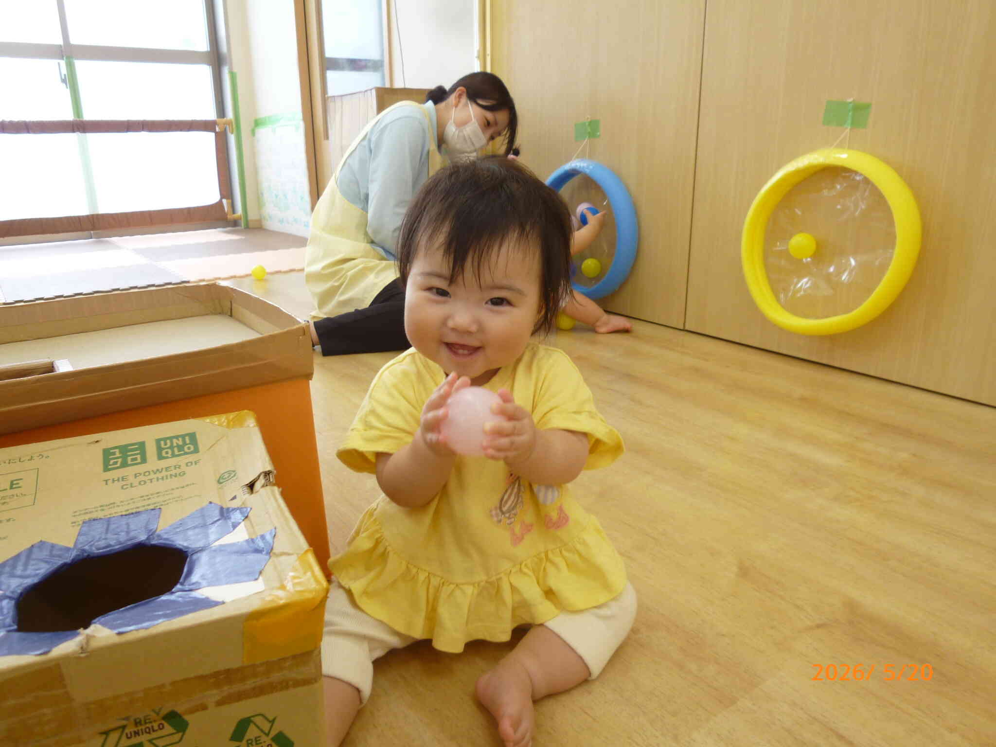 ひよこ組さんはボール遊びを楽しんでいます。先生と一緒にコロコロ～とボールが転がる様子を見たり、触れたり、してみたり♡おめめをキラキラさせて遊んでいます♡