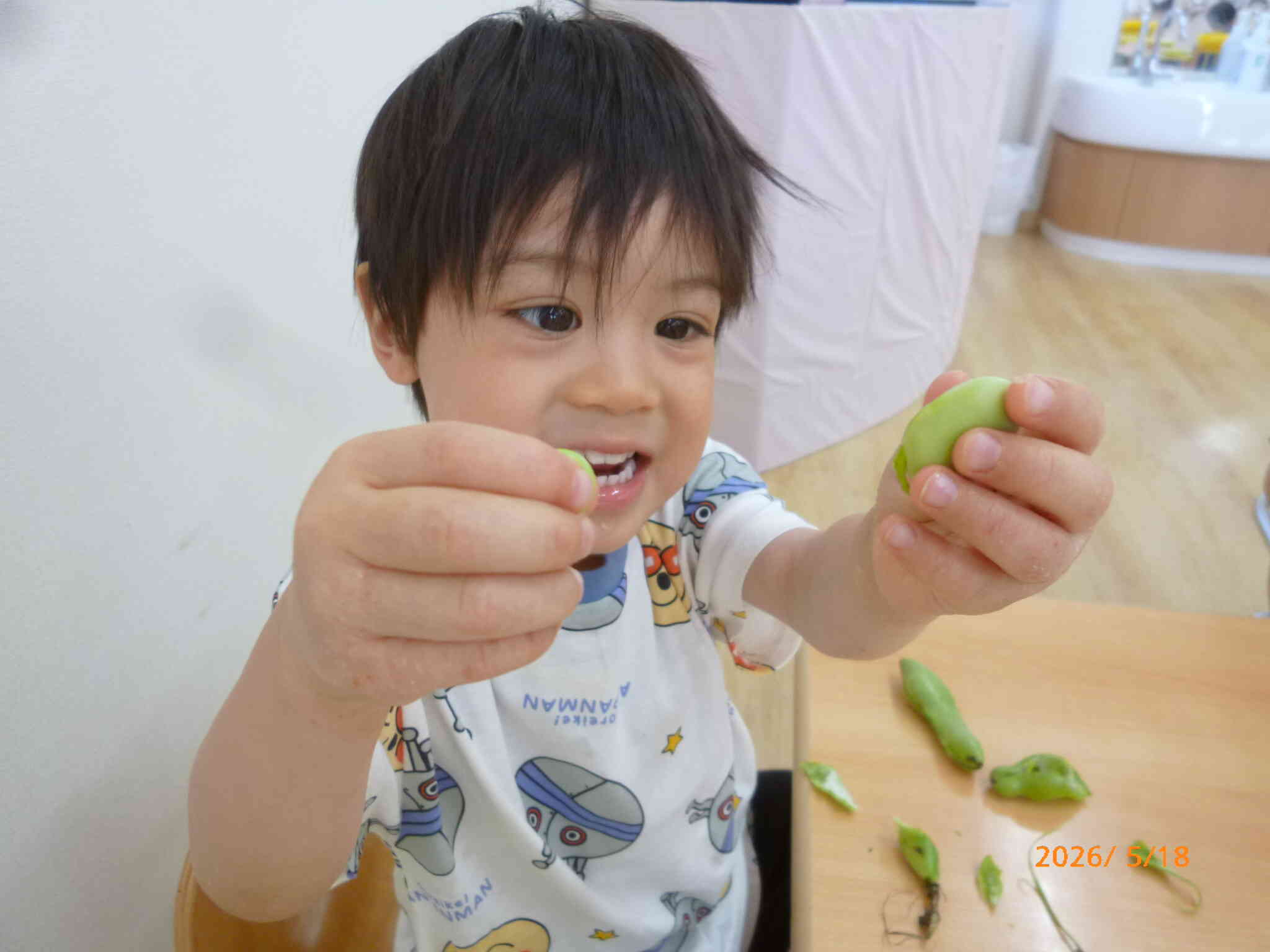 「みてみて‼」とそら豆ゲットでとっても嬉しそうなお友だち♡どんどんむいていく様子はもはやさやむき名人です。