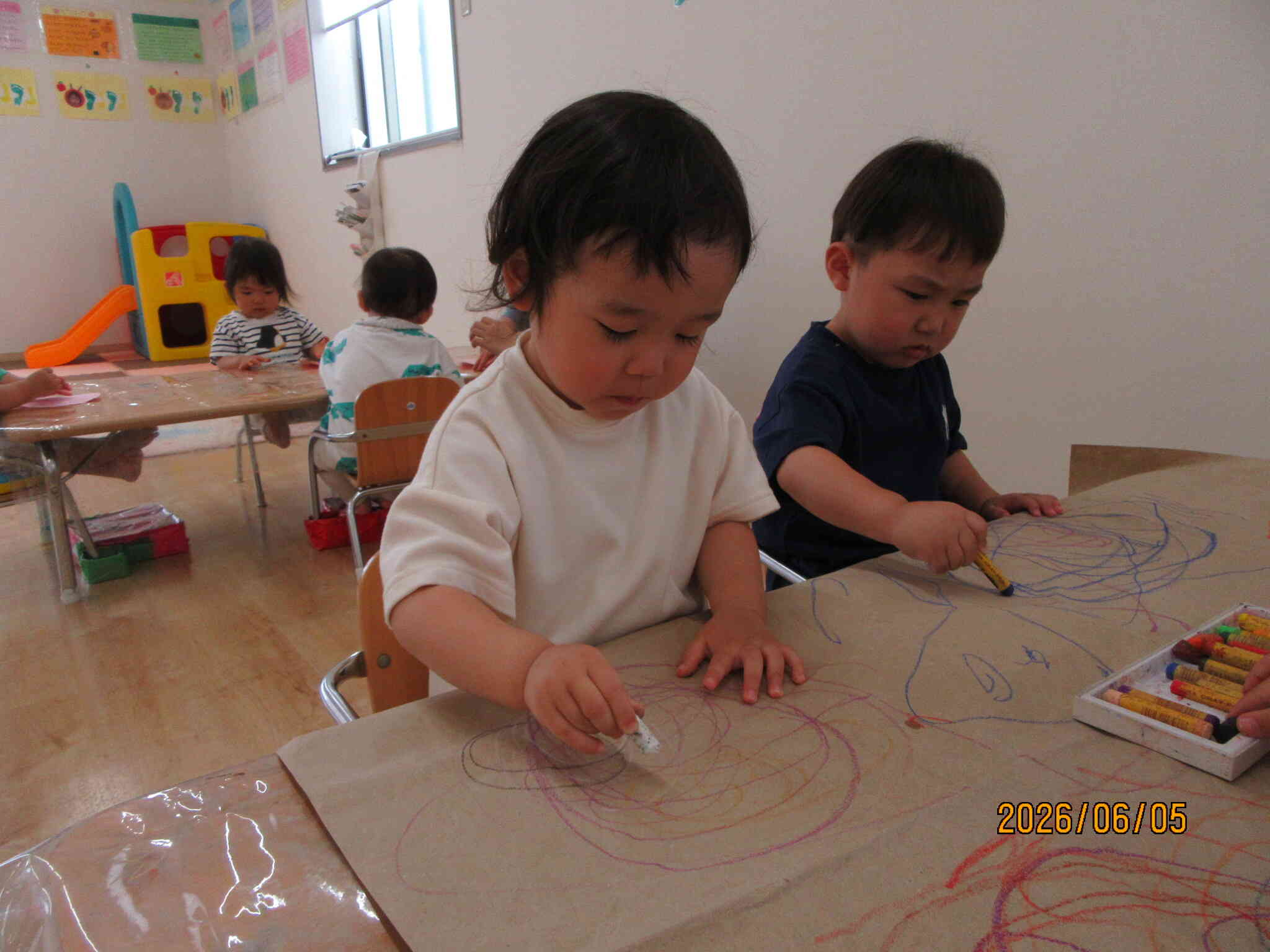 うさぎ組のお友だち、まだまだカタツムリを描き足りない様子♡先生が用意した模造紙に思い思いのカタツムリを誕生させていましたよ♪