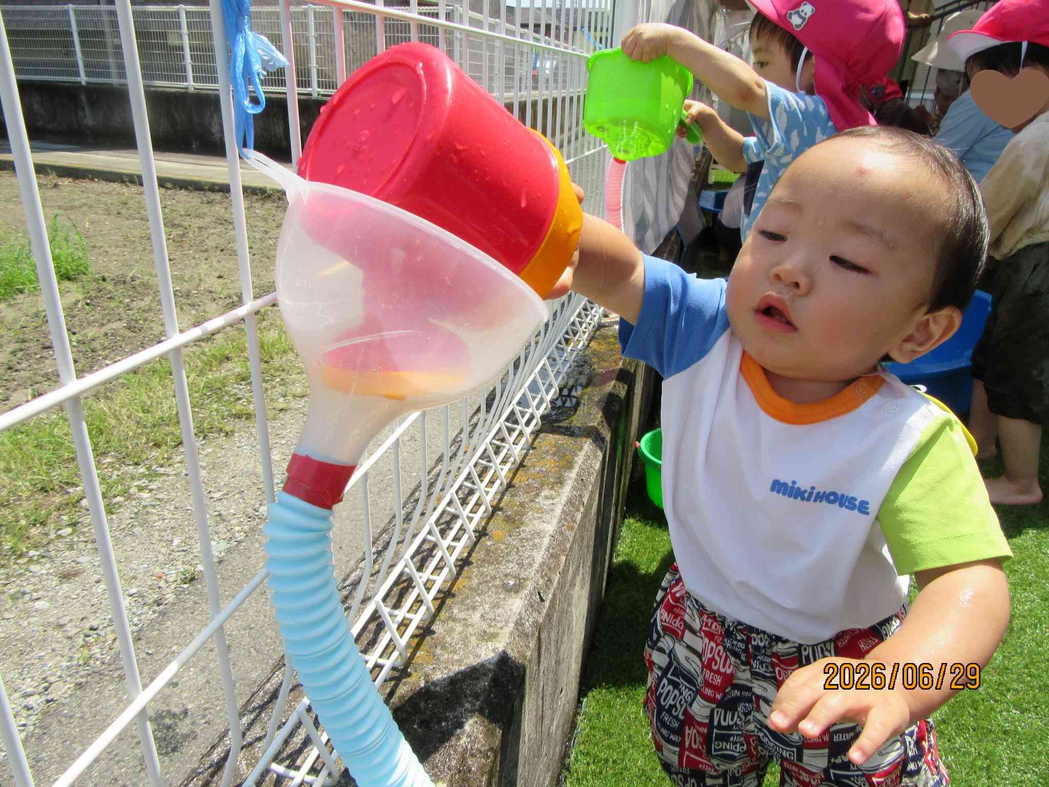 保育園で初めての水遊び☆ジョロやバケツでお水を運んだら...バシャーン!気持ちいいね♡