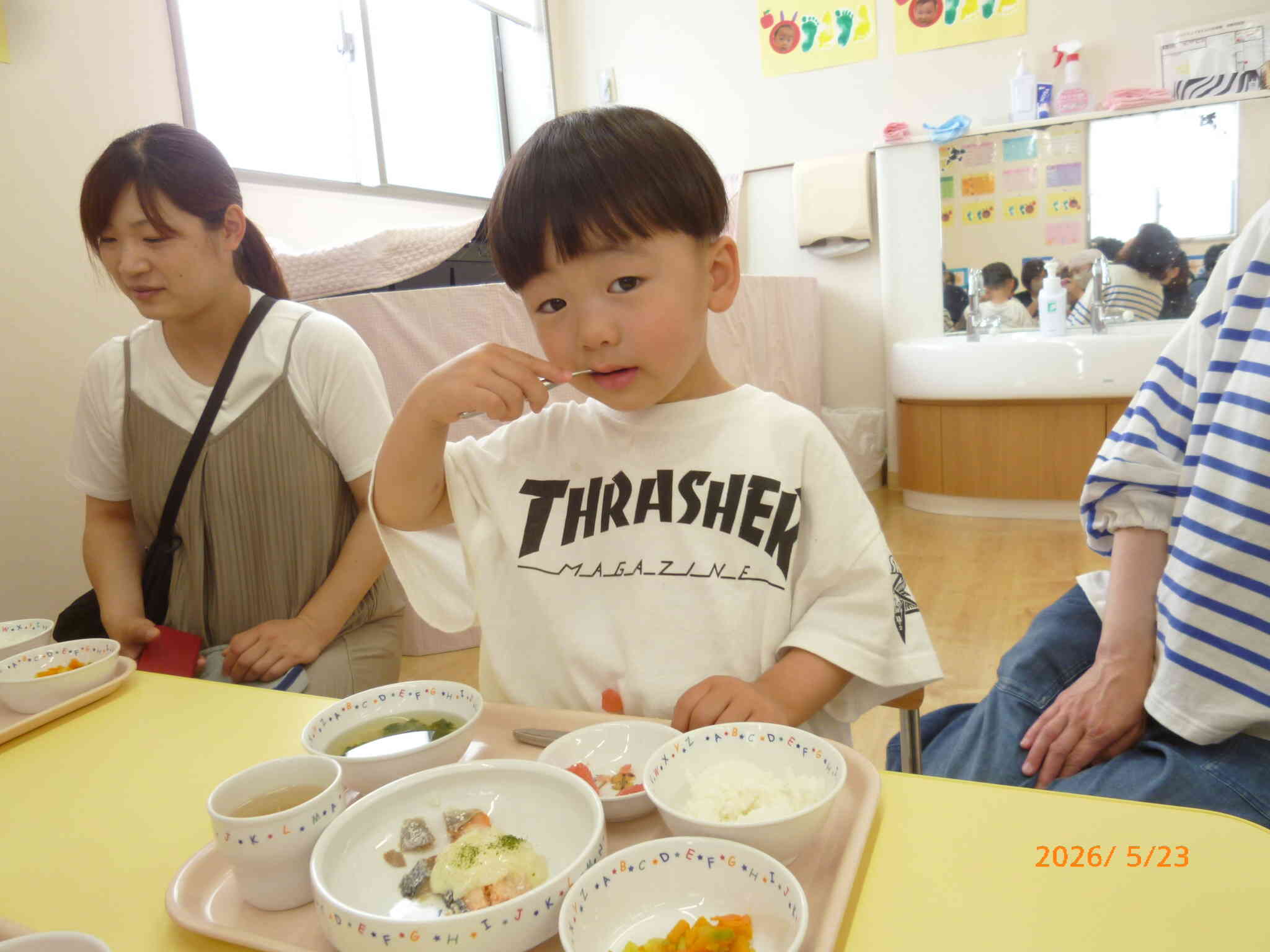 子どもたちが日々、口にする給食をお家の方に見て頂き、「おいしそう！」「こんなに食べるの？」「上手に食べれるね」など嬉しいお言葉をたくさんいただきました。お忙しい中、ご参加頂きありがとうございました。