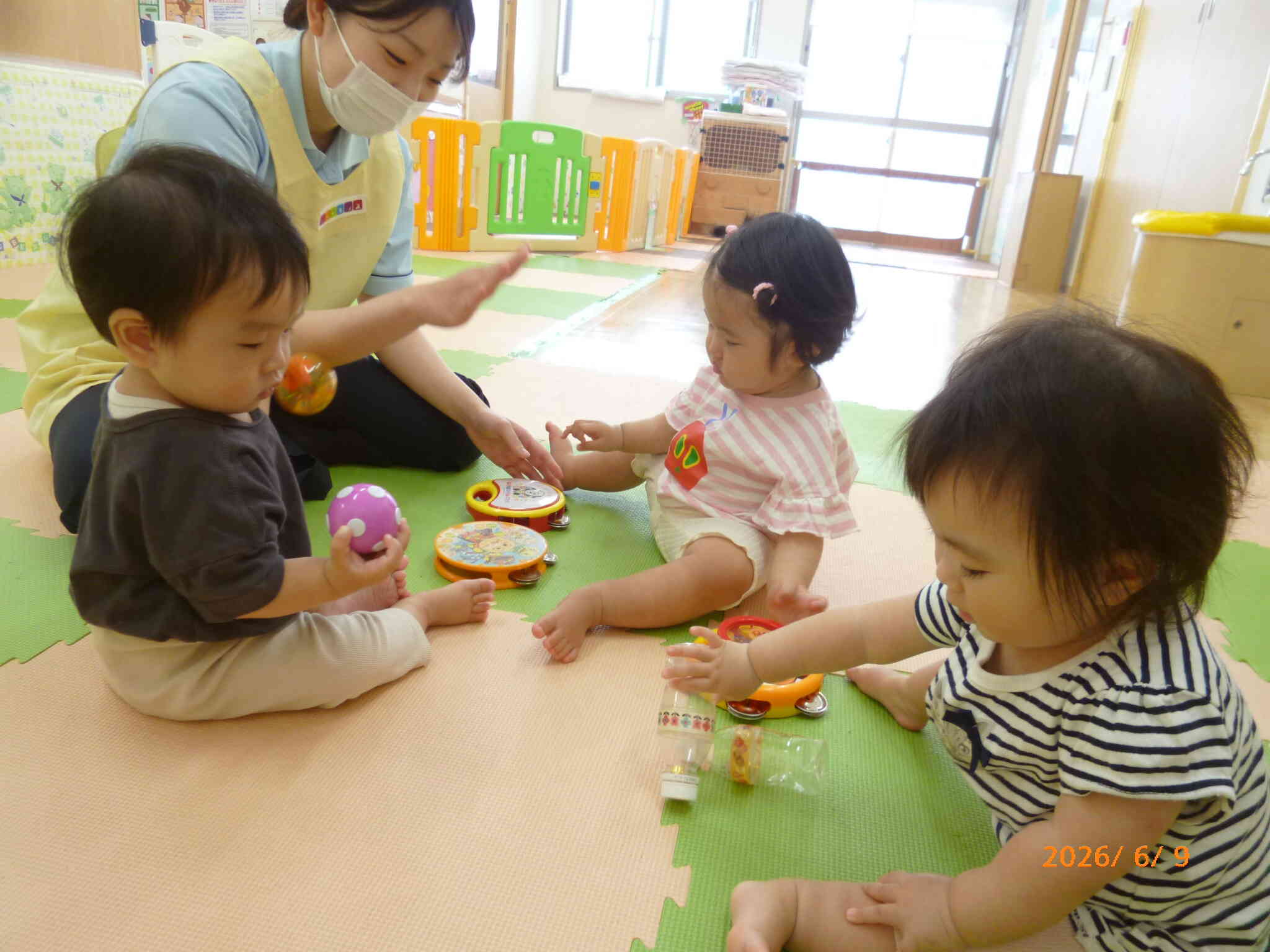 ひよこ組のお友だちはマラカスやタンブリンなど音あそびが大好きです♬先生と一緒にいろいろな歌に合わせてトントン！シャカシャカ！たのしいね♡