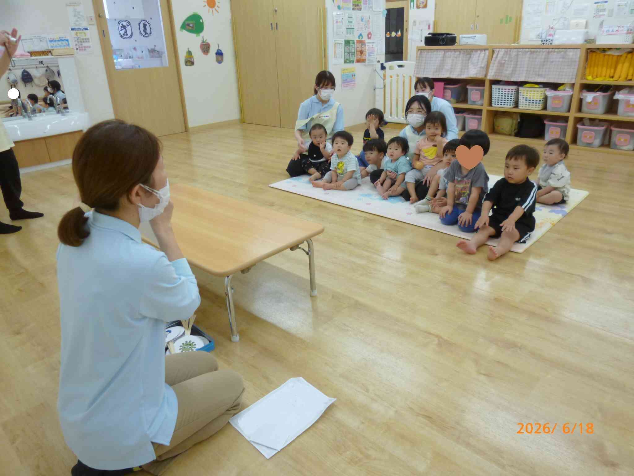 給食の先生が手洗いの大切さや手の洗い方などをペープサートを使って教えてくれました。子どもたちの真剣なまなざし‼楽しみながら衛生について学ぶ機会となりました☆
