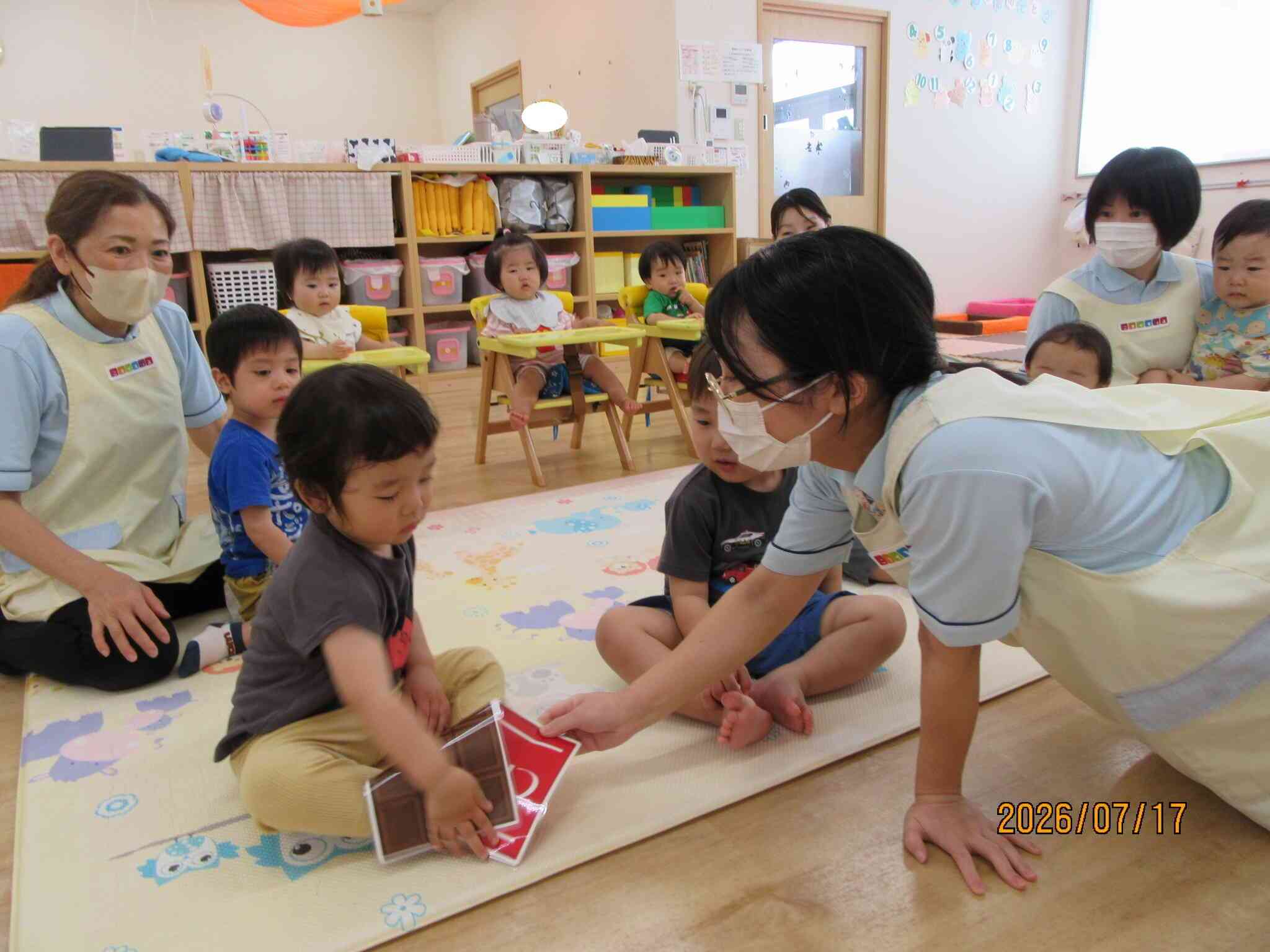 「お菓子をあげる」と言われたらどうする?という質問に「いらん!」ときっぱりお返事してくれました。さすがです!
