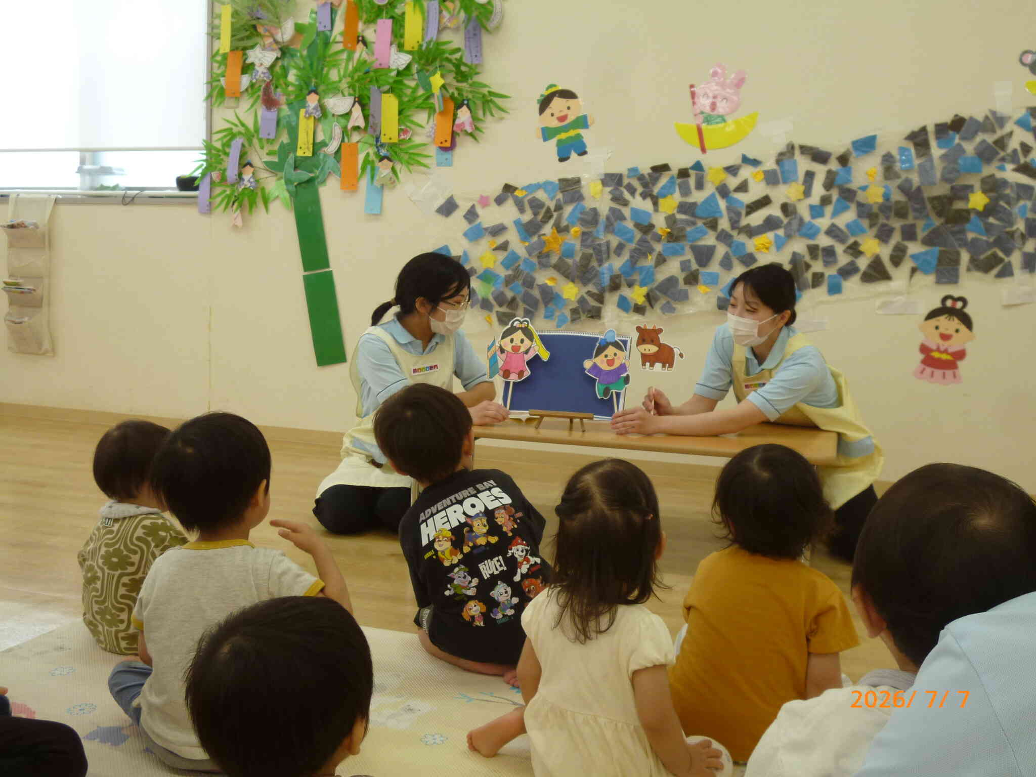七夕のつどいは先生のスケッチブックシアターを用いて七夕のお話です。お空に住んでいる織姫と彦星のお話です。それではお話のはじまりはじまり～♬