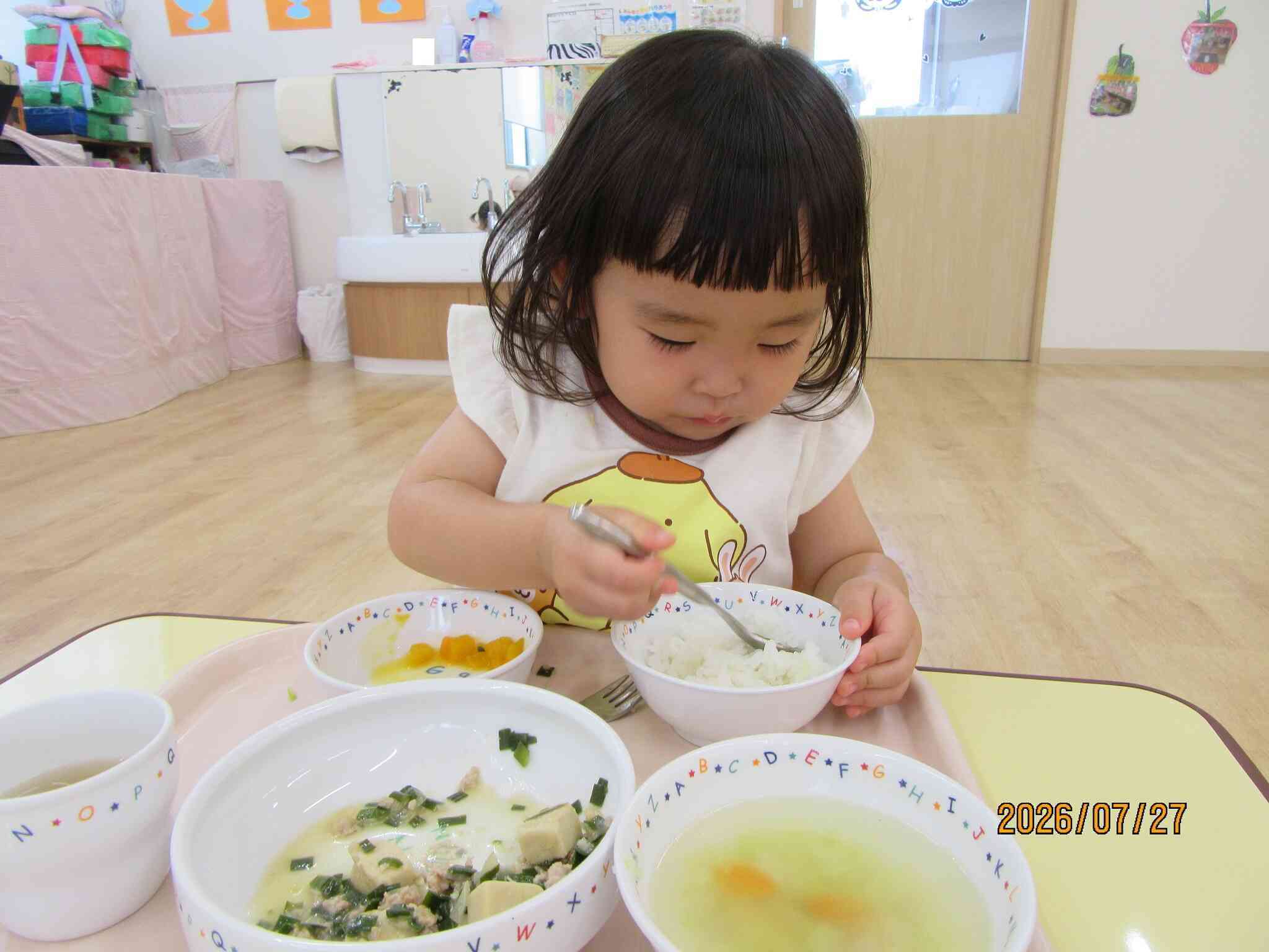 たくさん遊んだ後は給食タイム☆給食の先生が腕によりをかけた美味しい給食、たくさん食べてね~♬