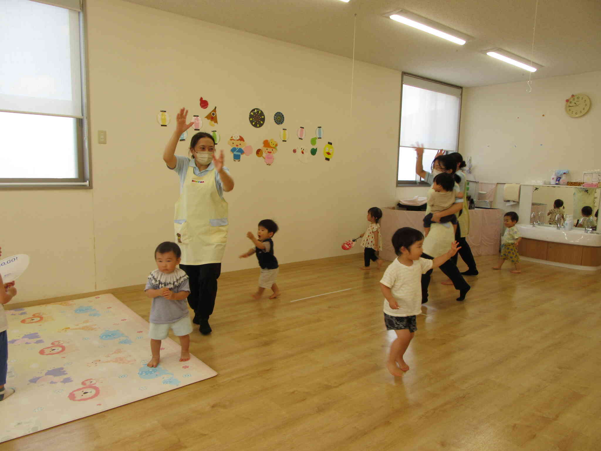 2拍子の鳴り物の音が聴こえてきましたよ ♪ すると両手を頭の上にかかげて「やっとさ～」「やっとやっと」と、徳島の夏といえば 