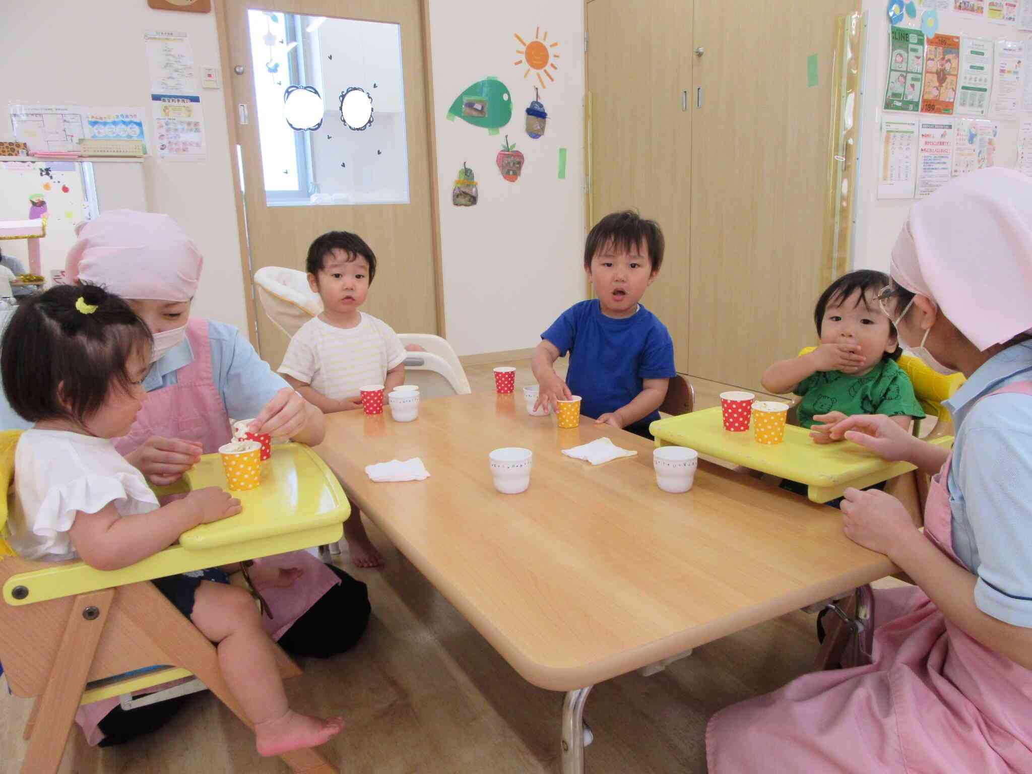 「屋台のおやつ、おいしい？」先生が尋ねると「おいしーー！」と即答のお友だち☆うれしい！たのしい！おいしい！の三拍子のおやつタイムとなりました☆
