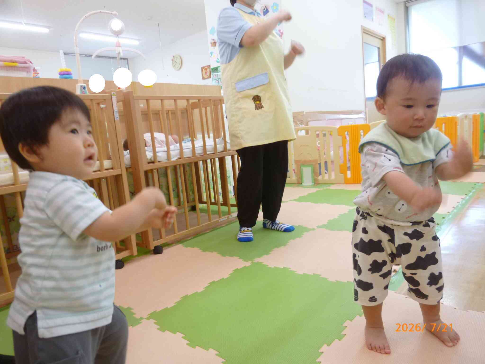 英語の歌に合わせて腕をグルグル♪リズムよくダンスをするキッズのお友だち。可愛い♡