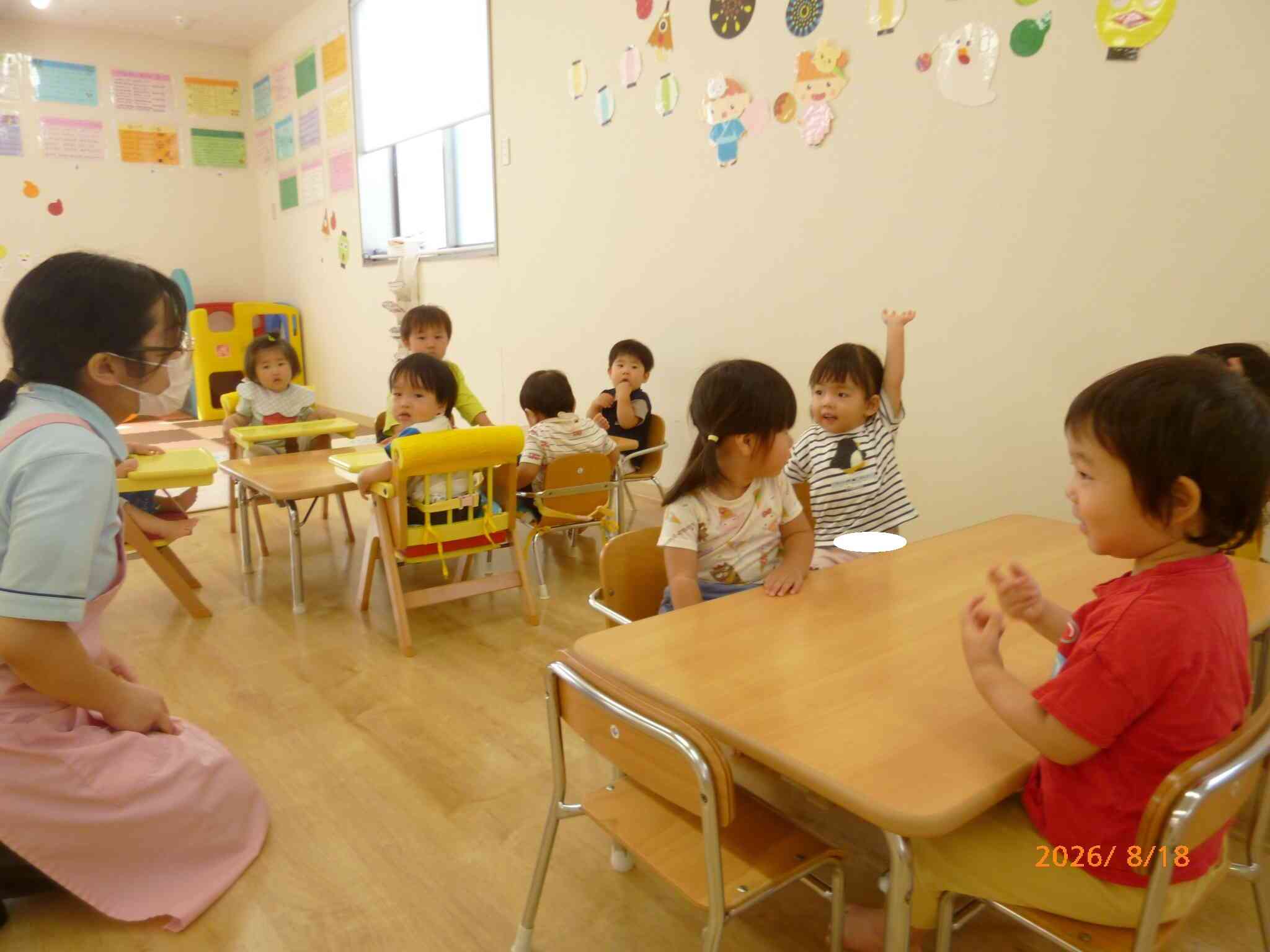 朝の会、お名前を呼ばれて「はい!」と元気に手を挙げてお返事するお友だち♡素敵なお返事に拍手喝采です!