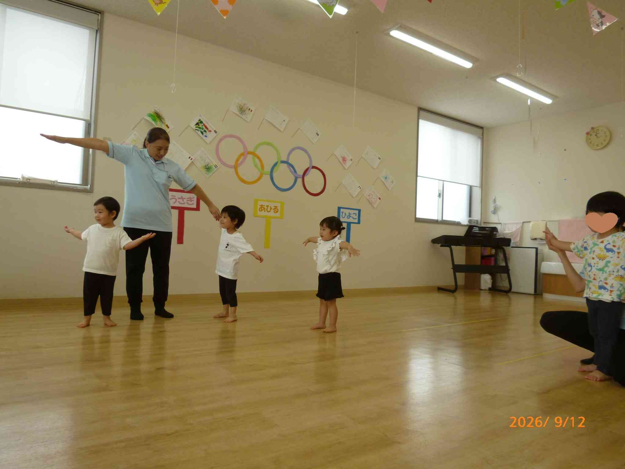 地球をどんどん、を踊っていますよ。曲の中には阿波踊りもあり、自然と両手があがります!阿波っ子の血が騒ぐね☆ やっとさ~♪