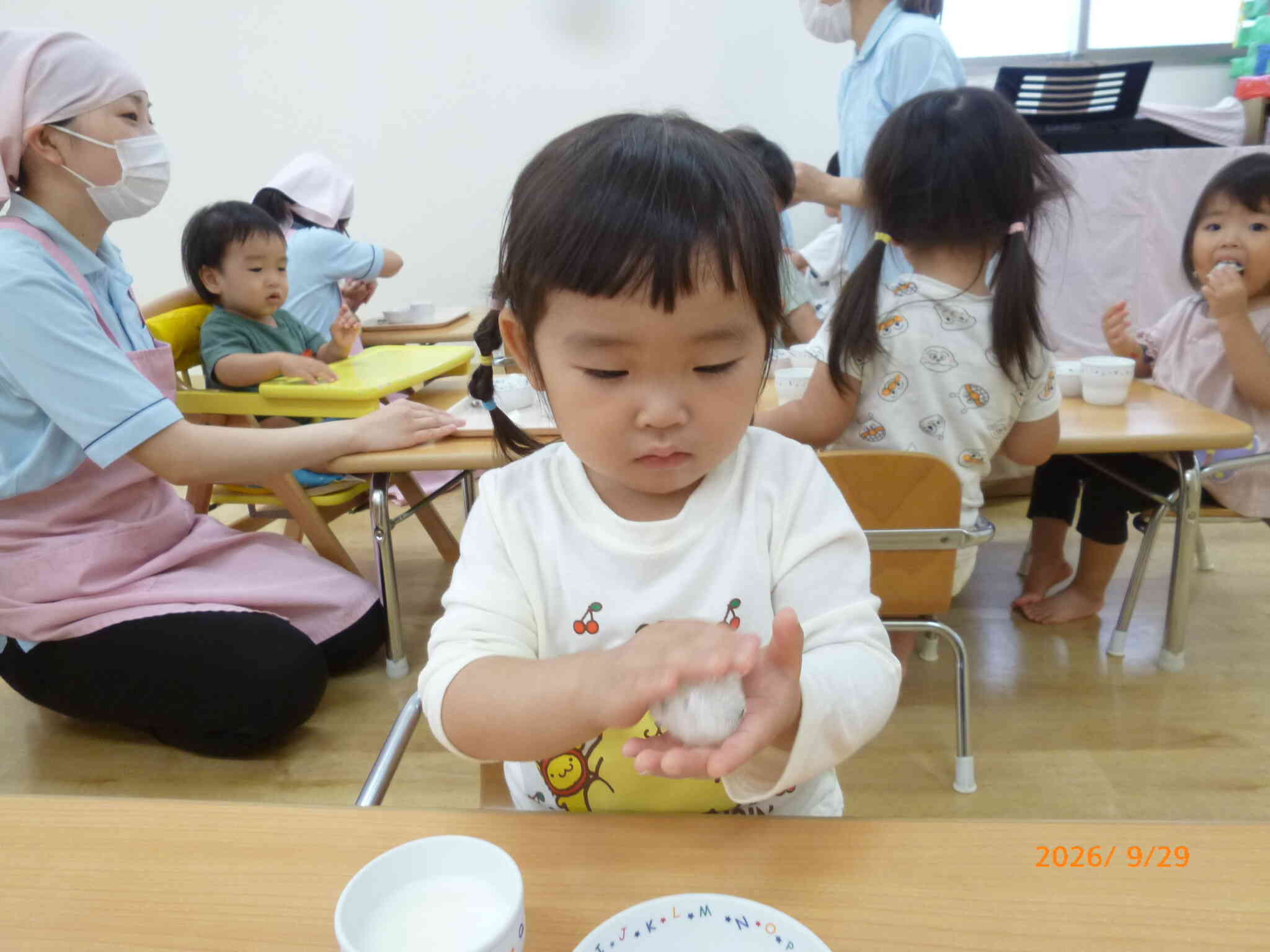 みんなで脱穀したお米がおにぎりに変身！自分でニギニギにも挑戦してみましたよ。いつものおにぎりも美味しいけど自分で脱穀したお米のおにぎりは一味ちがう⁈「おいし～い」と頬張る子どもたちでした♪