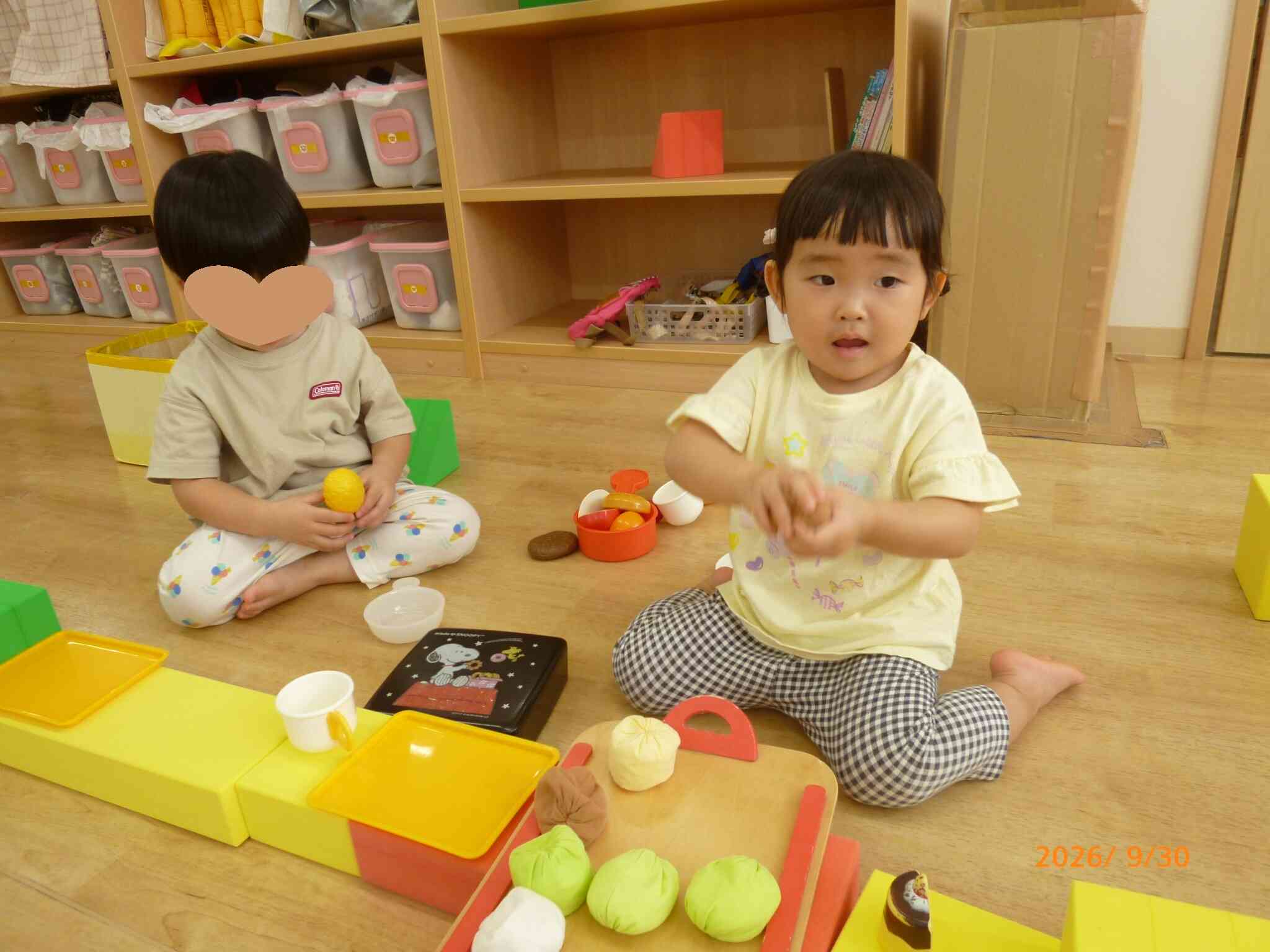 「いらっしゃいませ~」と可愛い店員さんの声が♪「お団子ください」と注文すると慣れた手つきでお団子をコネコネして「はい、ど~ぞ」とふるまってくれました。ありがとう!