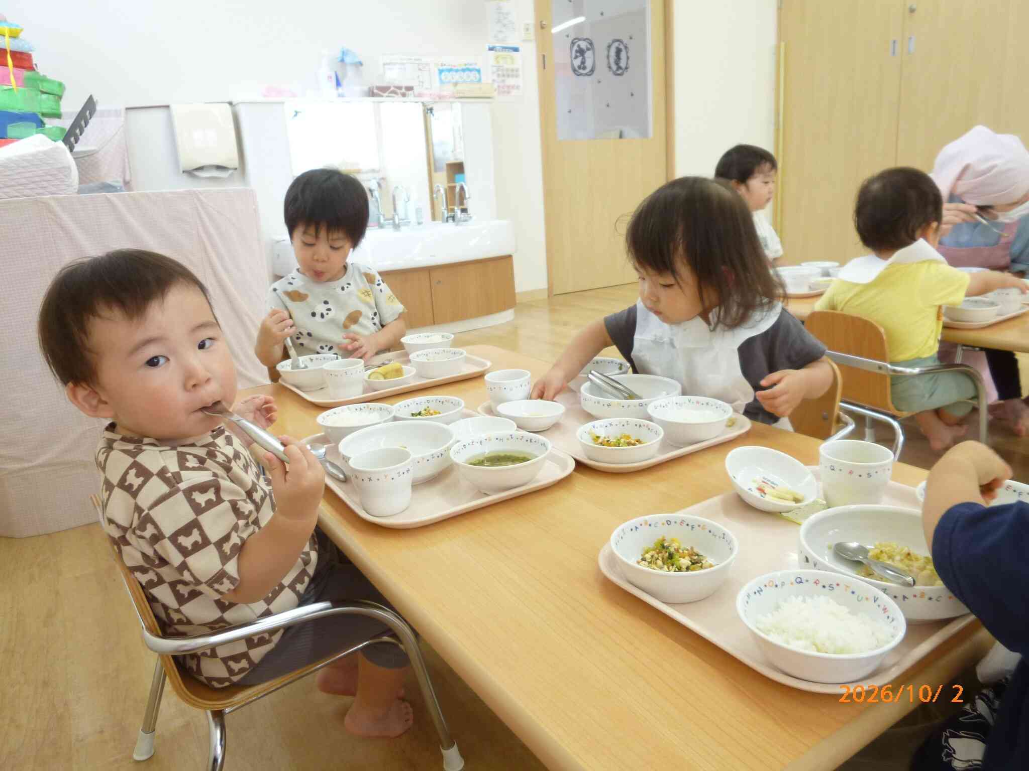 たくさん遊んだ後はお腹がペコペコだね。大きなお口をあけて「あ～ん、ぱくっ！」美味しいね。