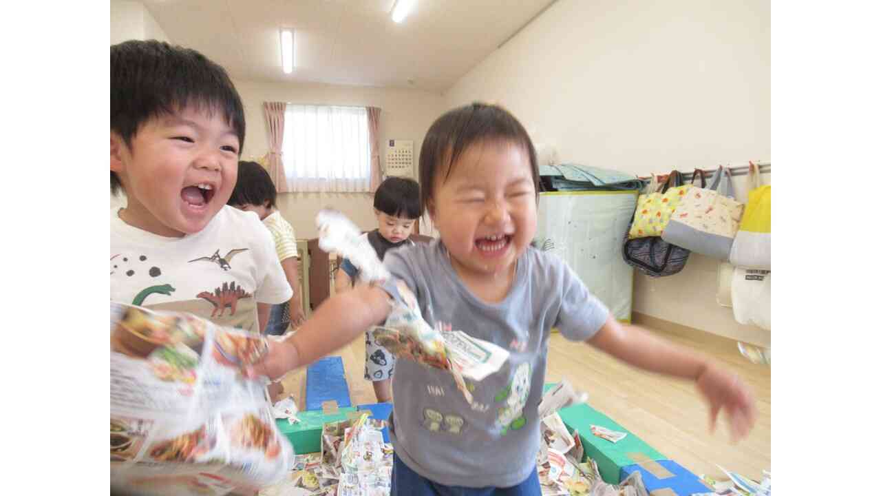 チラシ遊びをしたよ