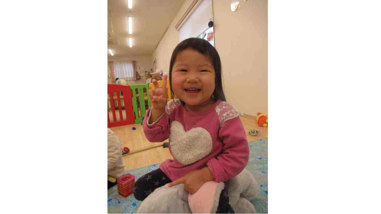 おおきなぞうのぬいぐるみに乗ってニコリ!