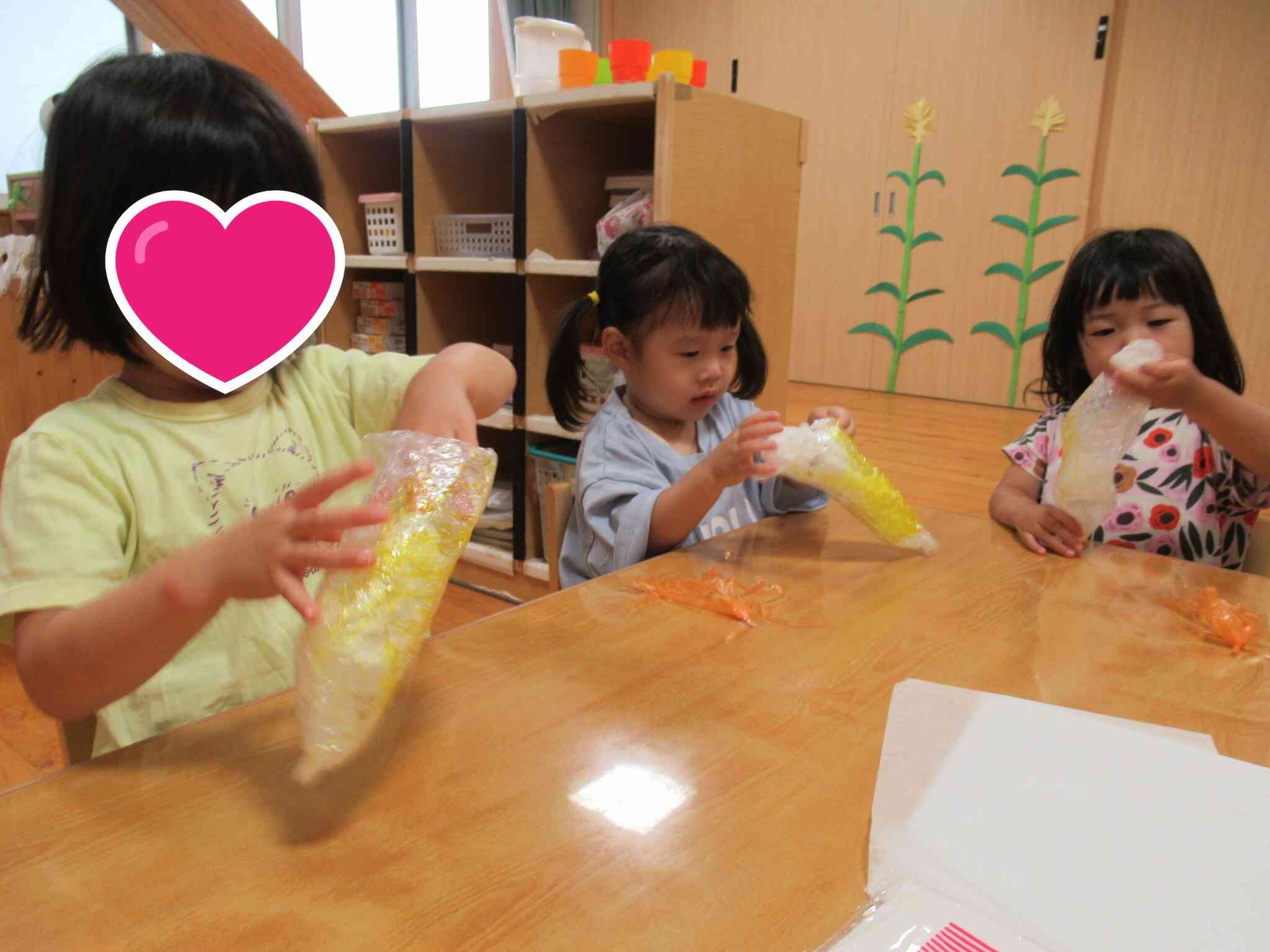 お花紙をたくさん詰めて…