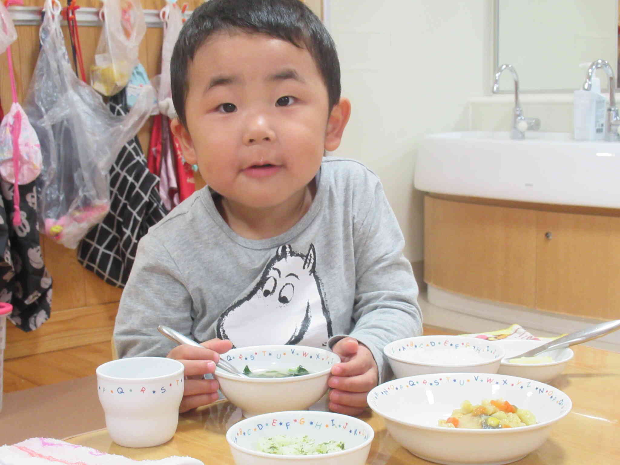 給食はほうれん草のすまし汁♪