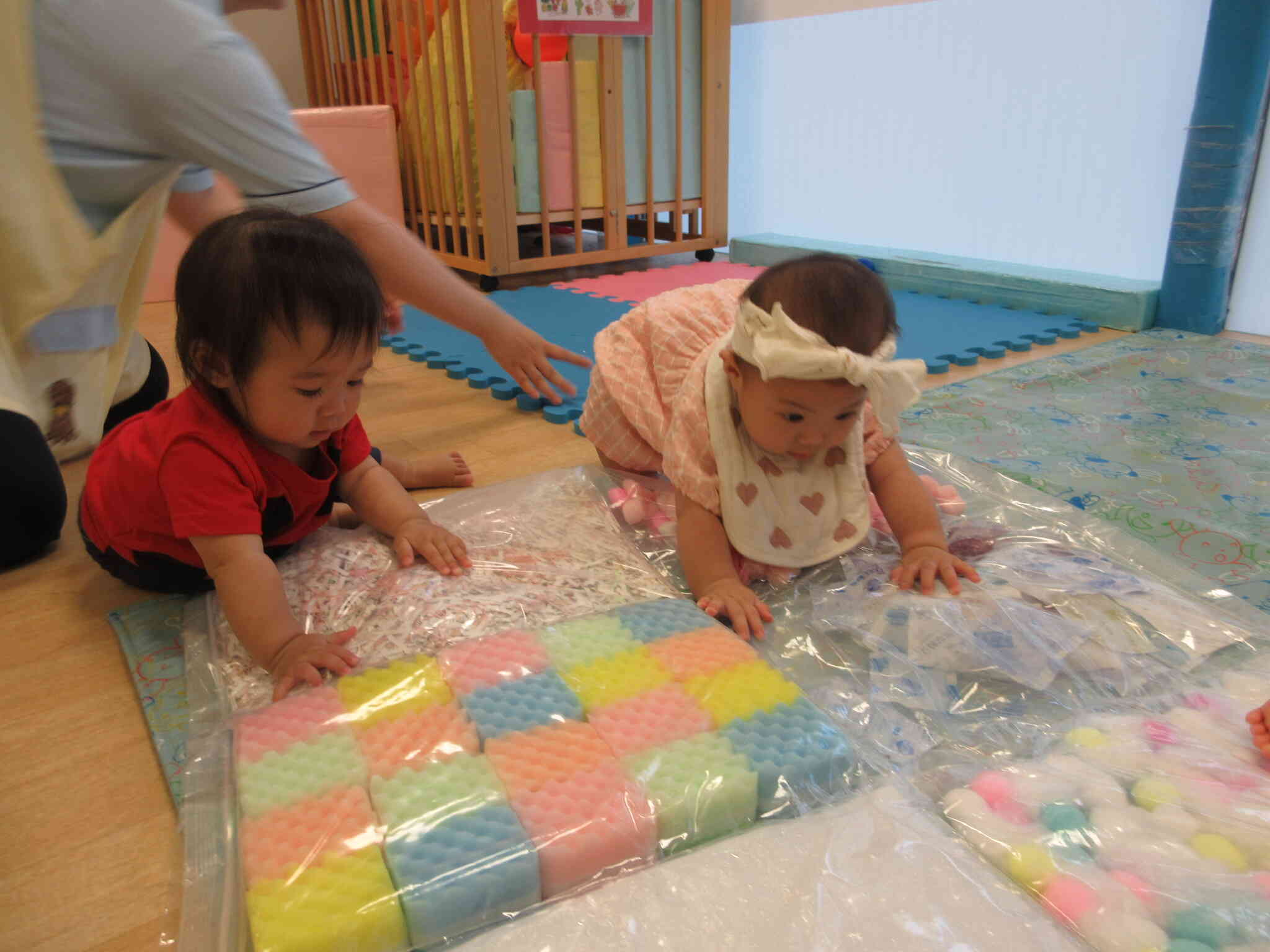 ひよこ組さんは、感触が楽しいマットで遊んだよ☆