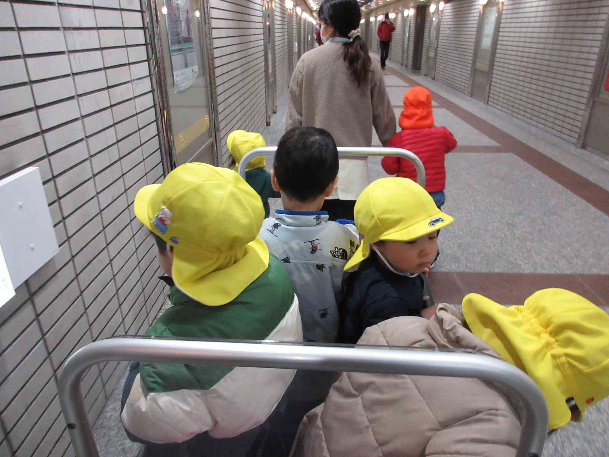 あひる組さんうさぎ組さんは、風が強く公園ではなく地下道をお散歩しました♪