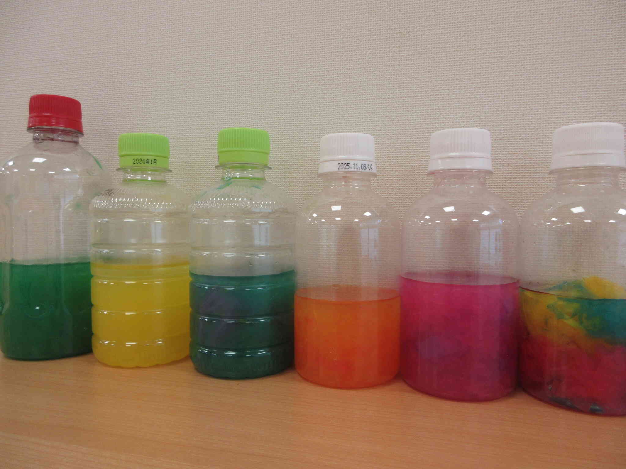 みんなが作った色水ジュース♪どれもカラフルで素敵です♡