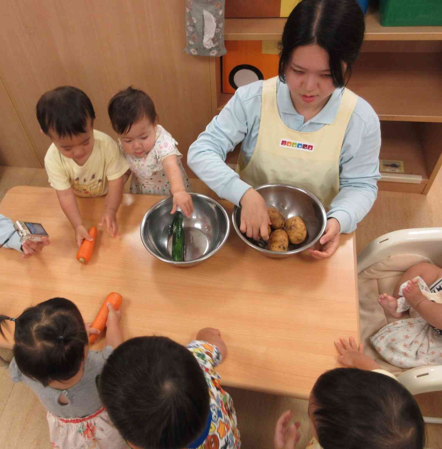 ひよこ・あひる組さんは野菜を触ったよ！