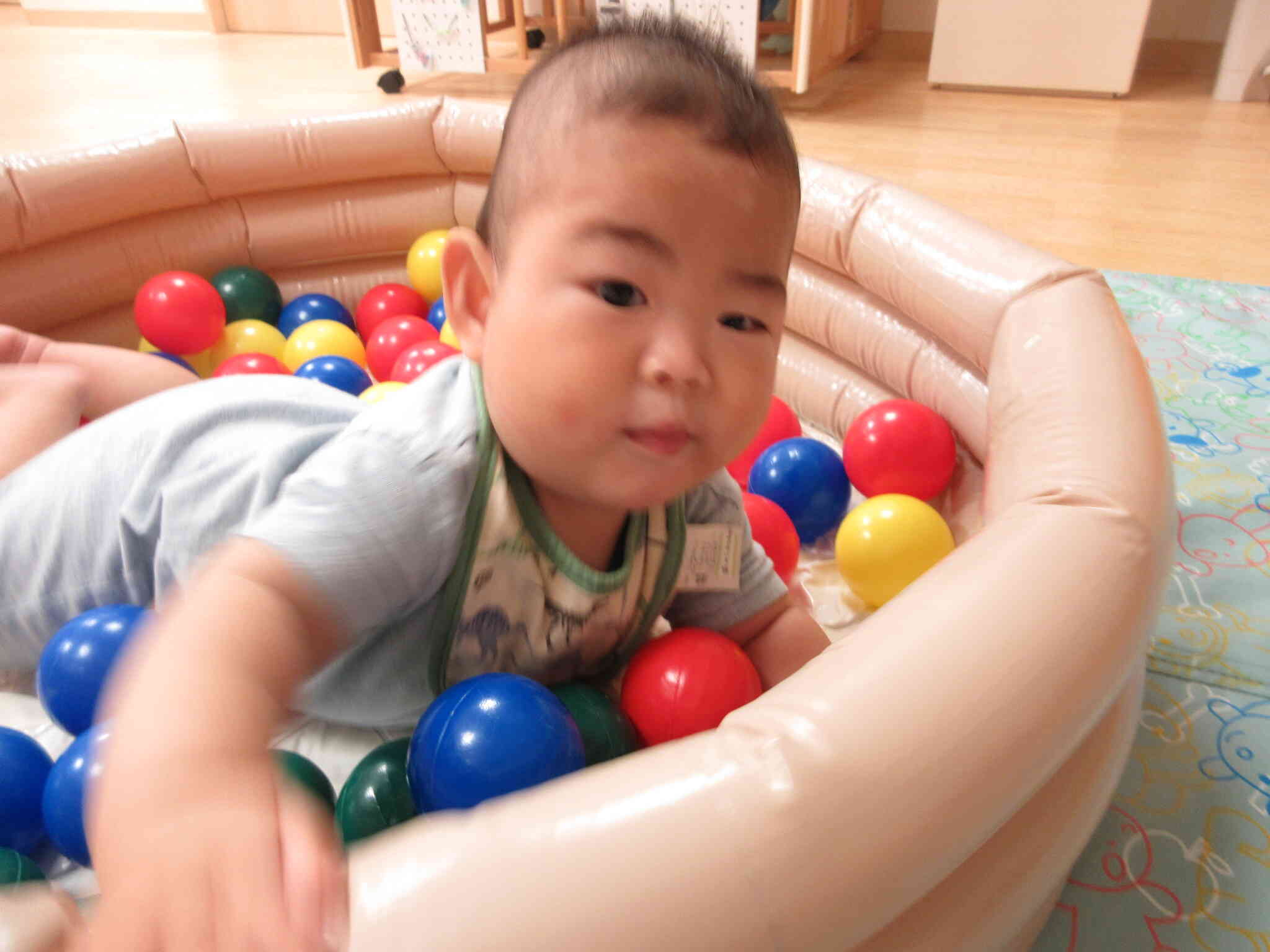 ボールプールで遊ぼう♪