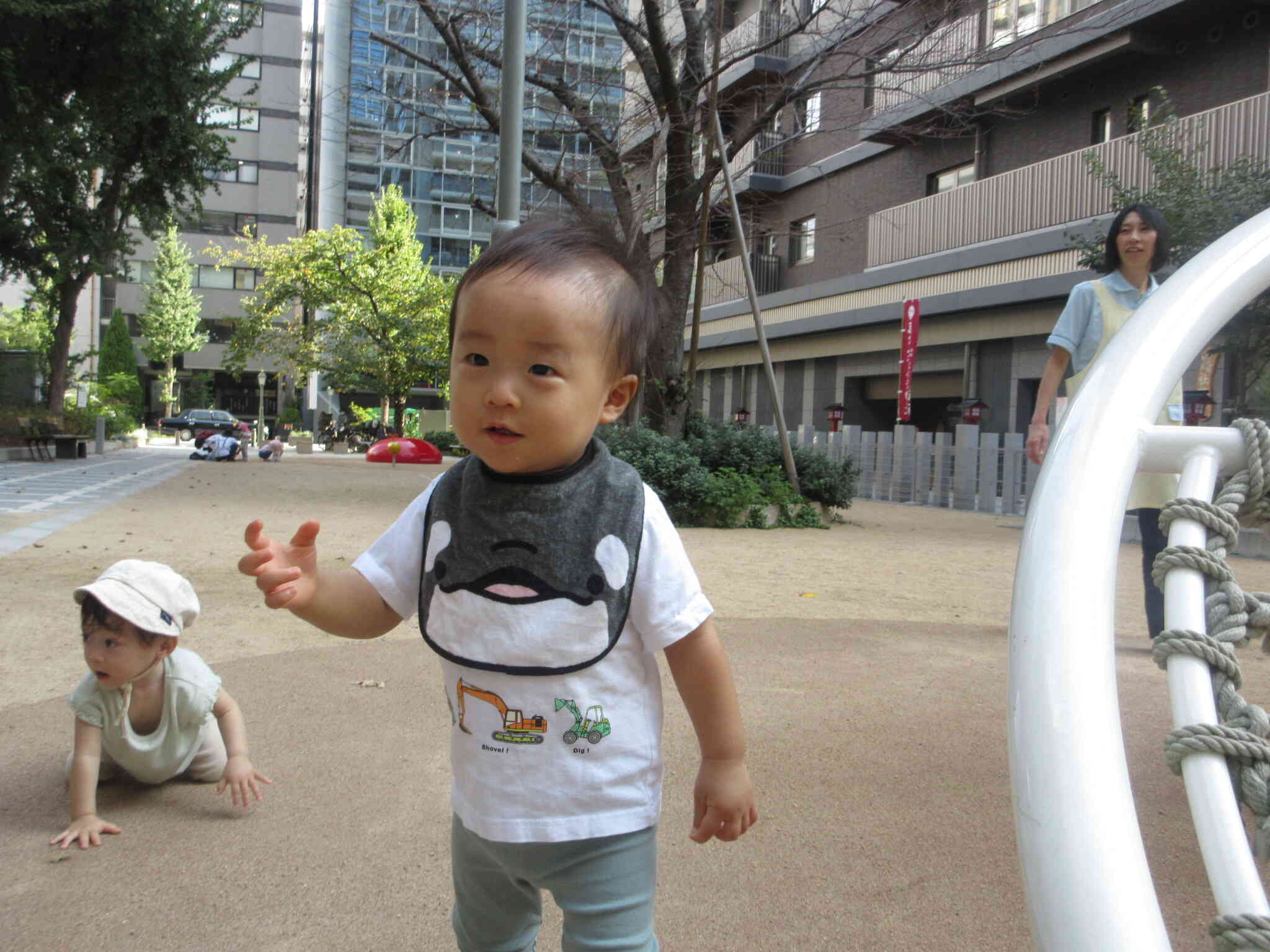 公園内をたくさん歩いて散策中！！『あれはなんだ！？』といろいろなものを発見してニコニコ笑顔でした＊＾＾＊