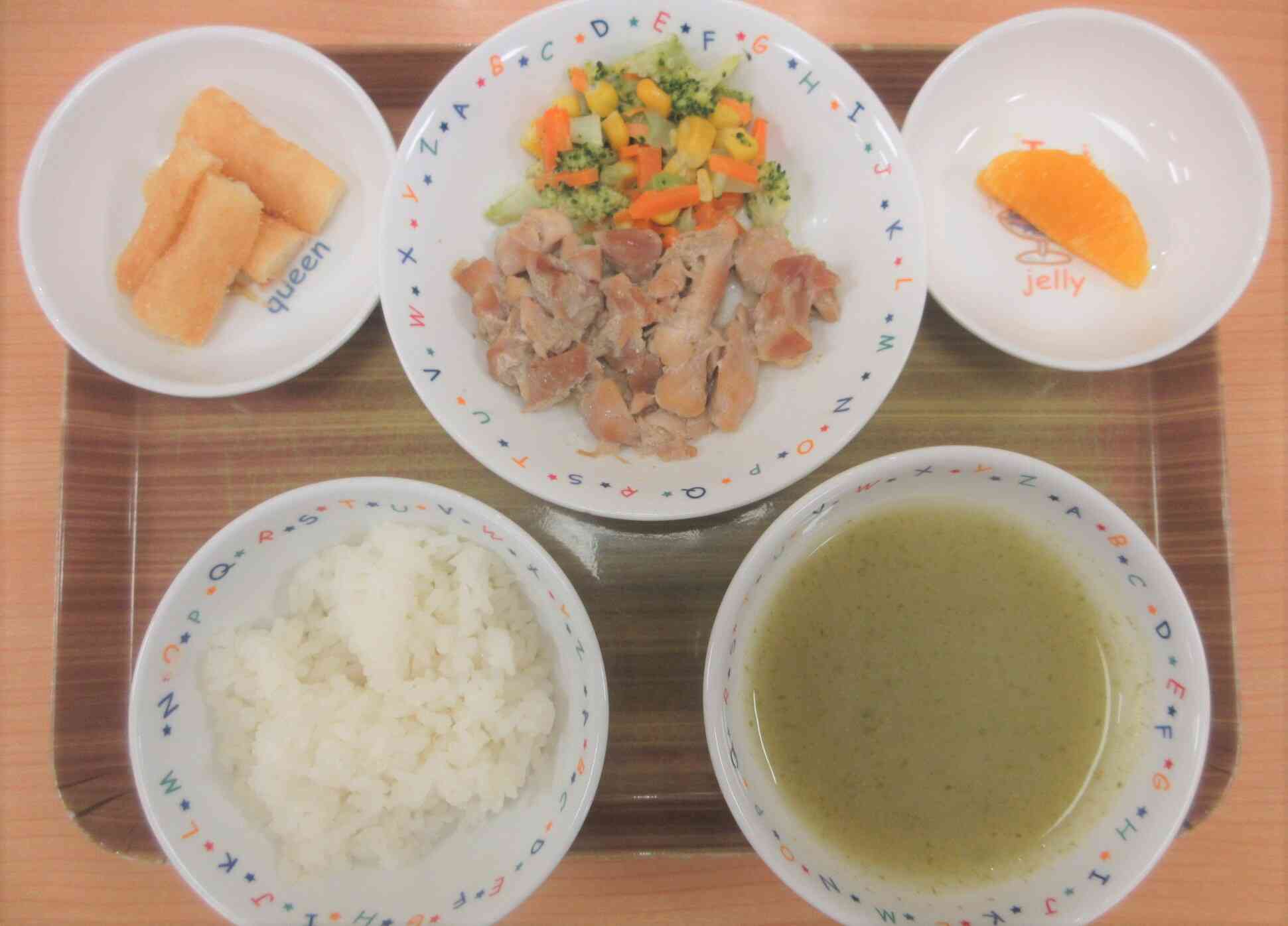 メニューはご飯 、ポテトポタージュ、 アヒージョ風チキン、 スペイン風サラダ、 オレンジ、チュロスでした♪