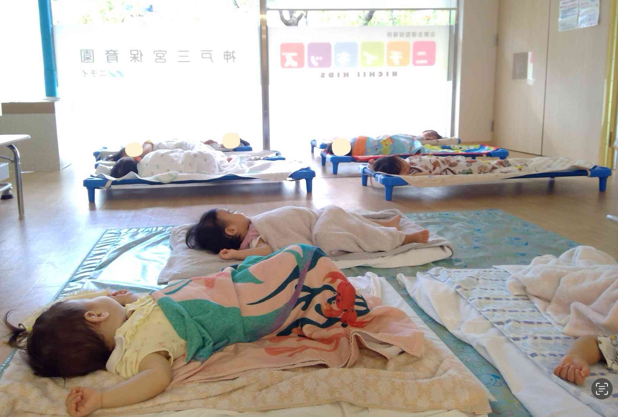 12：00〜お昼寝です。0歳児はお布団、1・2歳児はコットを使用します。