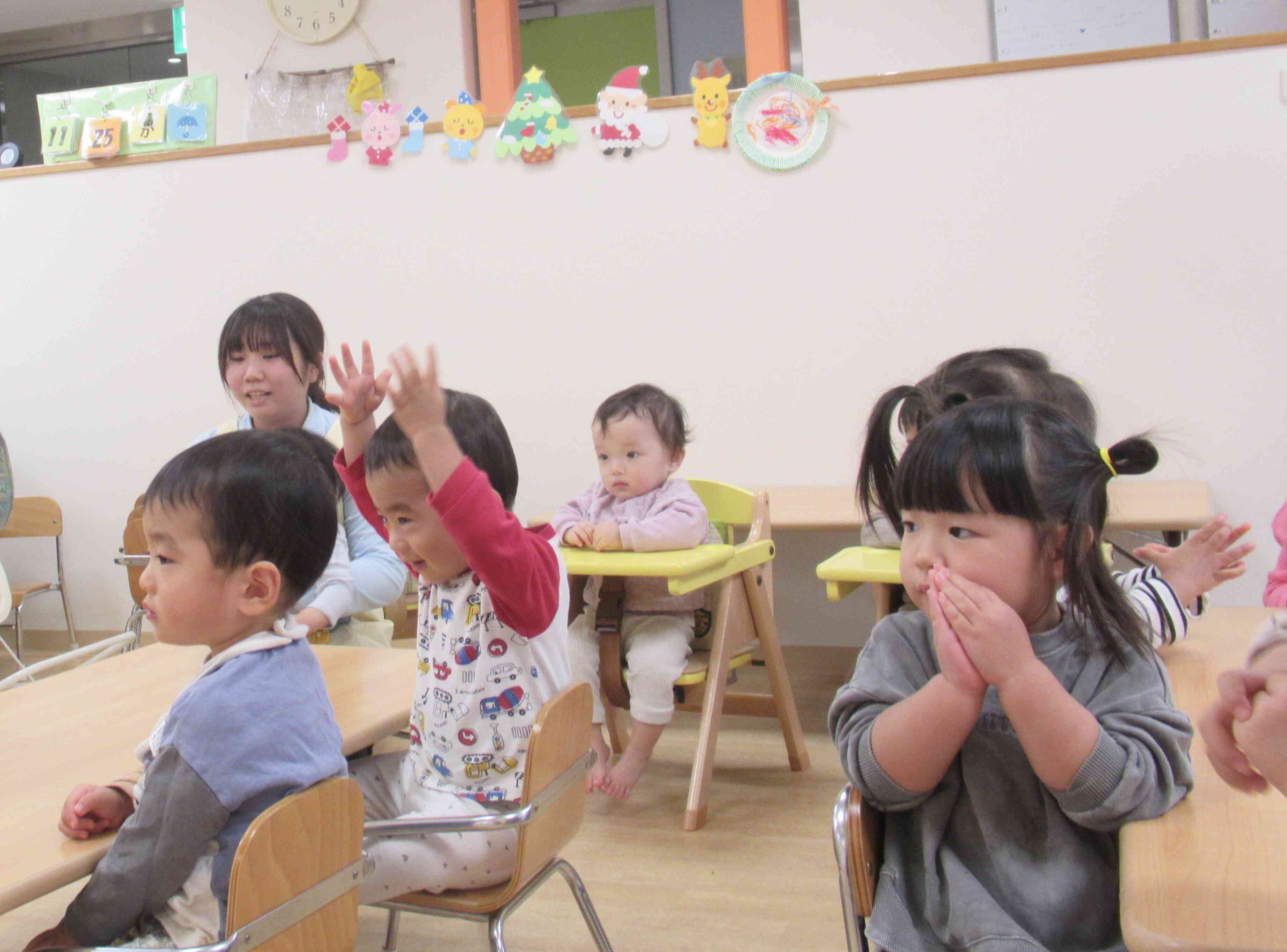 15：30〜お帰りの会をします。みんなで集まって今月の歌数曲を振付きで楽しく歌い、「おかえりのうた」で締めくくり、「明日も元気にえいえいおー！」と元気よく挨拶して1日を終えます。