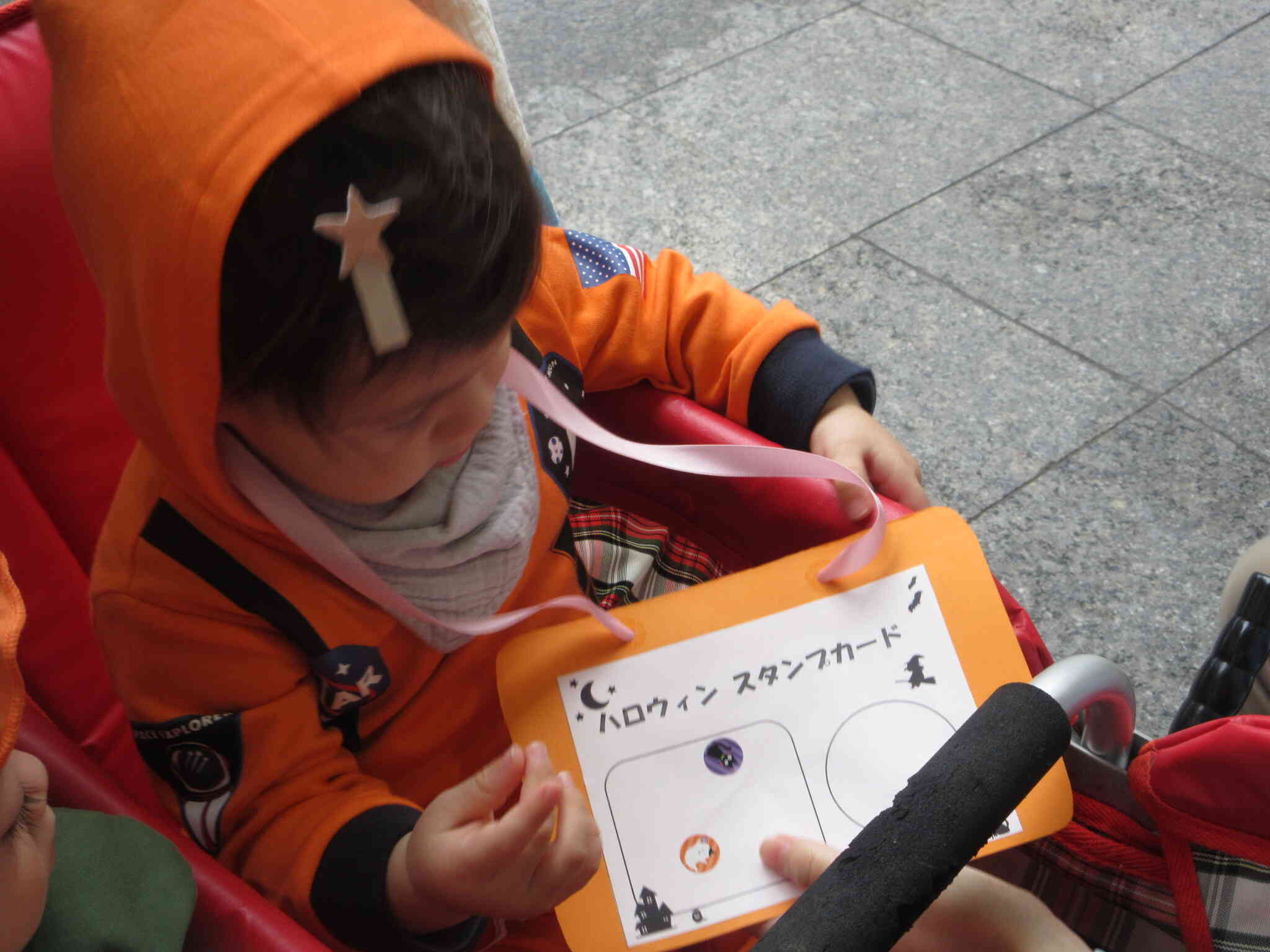 ０歳児ひよこ組さんもシールラリーをしたよ！