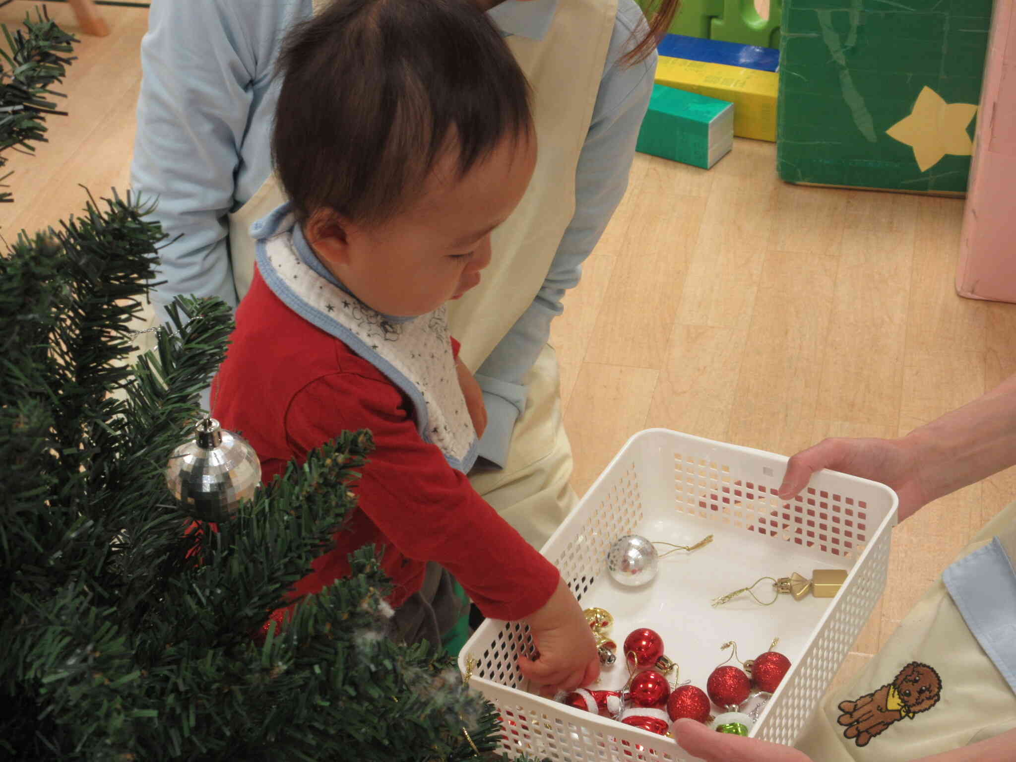 ど～れ～にし～よ～うかな！？決めた！！ひよこ組（0歳児）のお友達も楽しそうに選んでいました♪