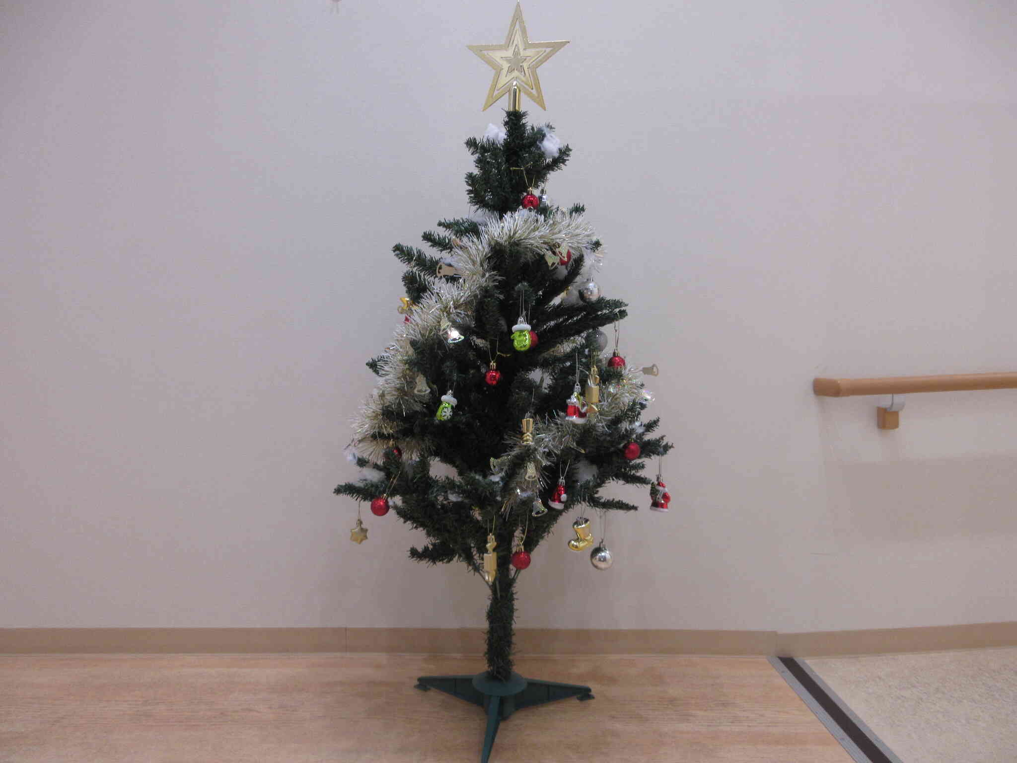 みんなで飾りつけをしたツリーが完成しました
