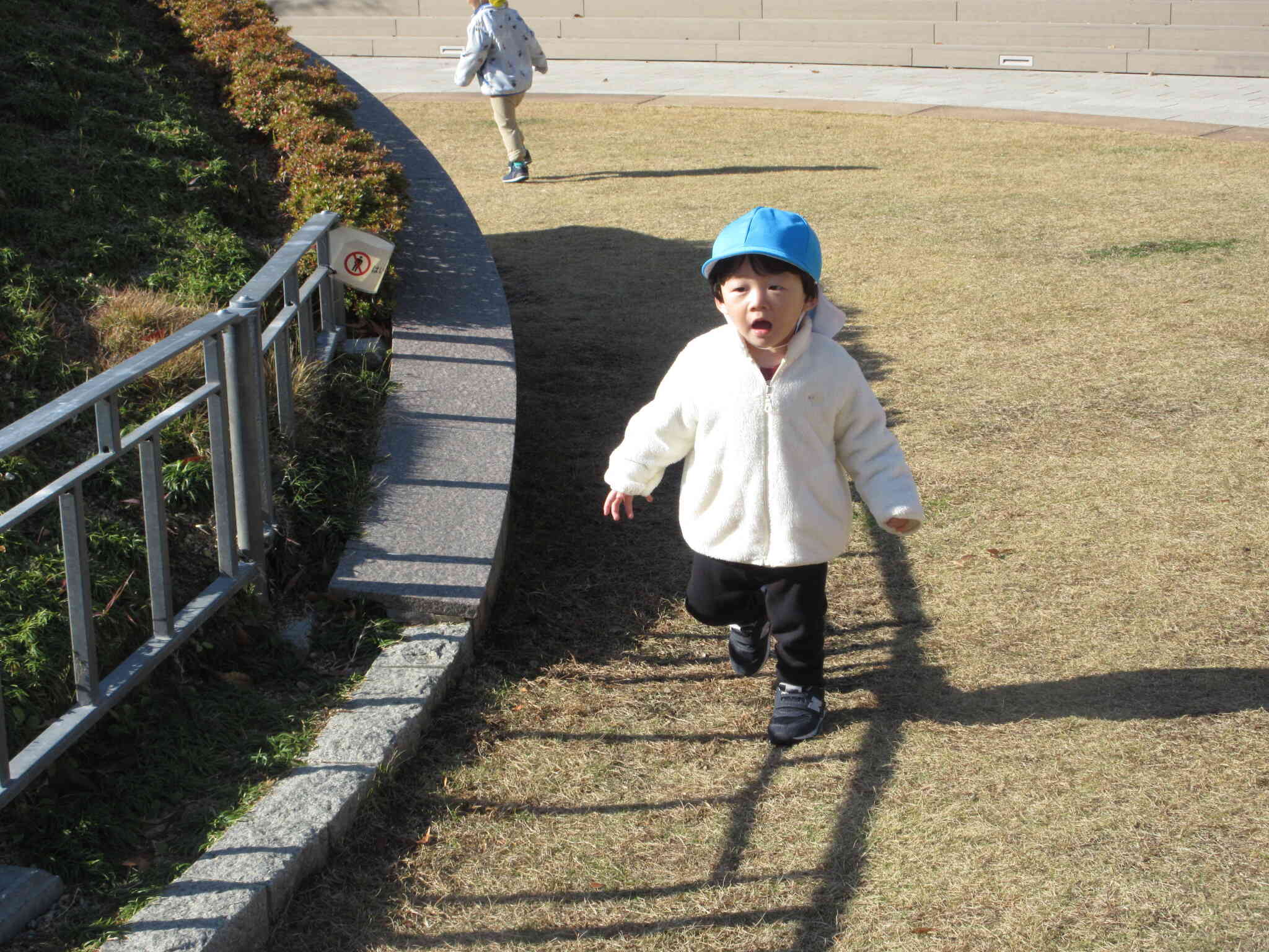 はしれはしれ～！！寒くても元気いっぱいな子ども達です＊＾＾＊