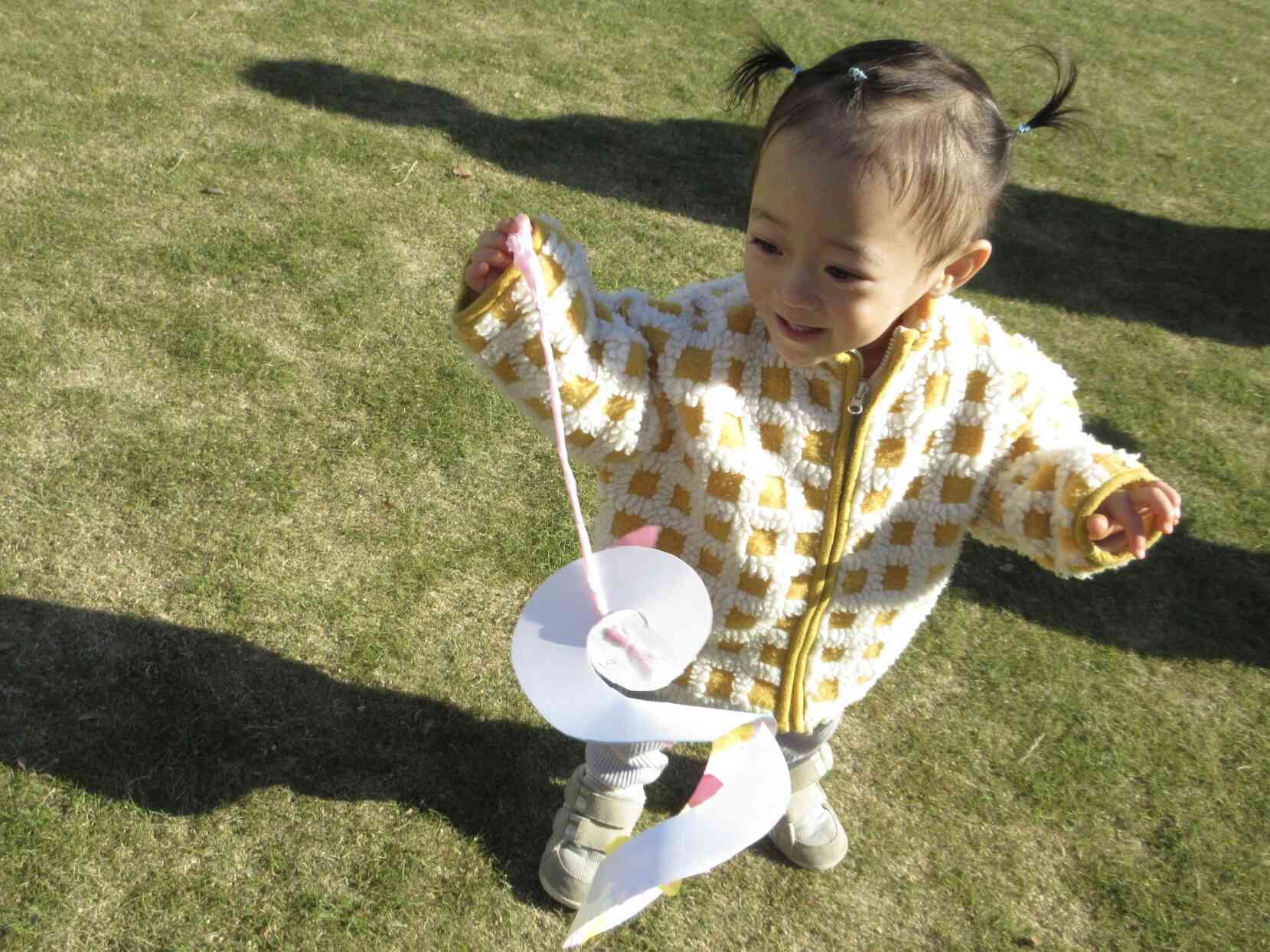 ひよこ組のお友達もニコニコ笑顔で凧上げ♪