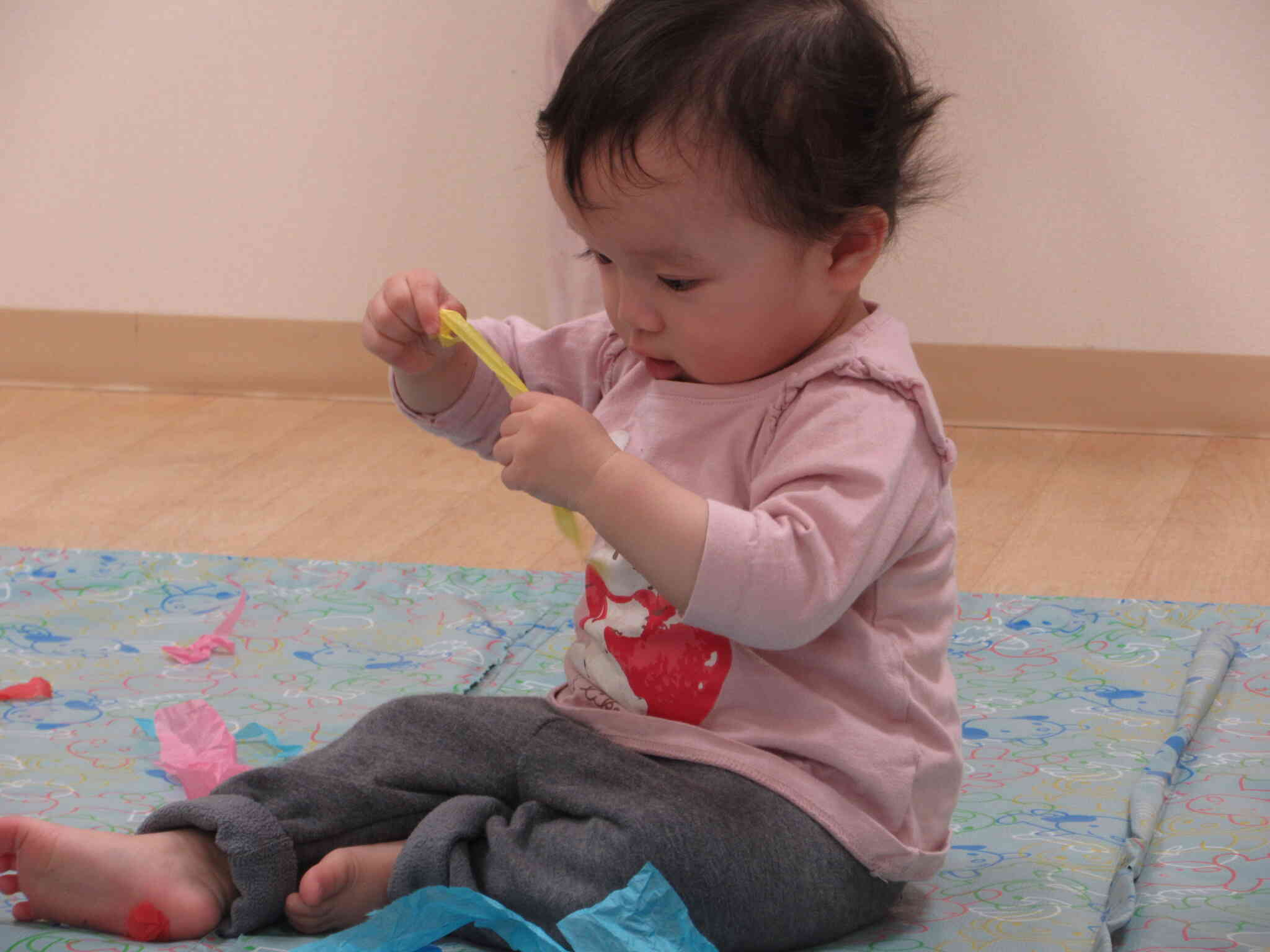 （０歳児ひよこ組 ）指先をつかって