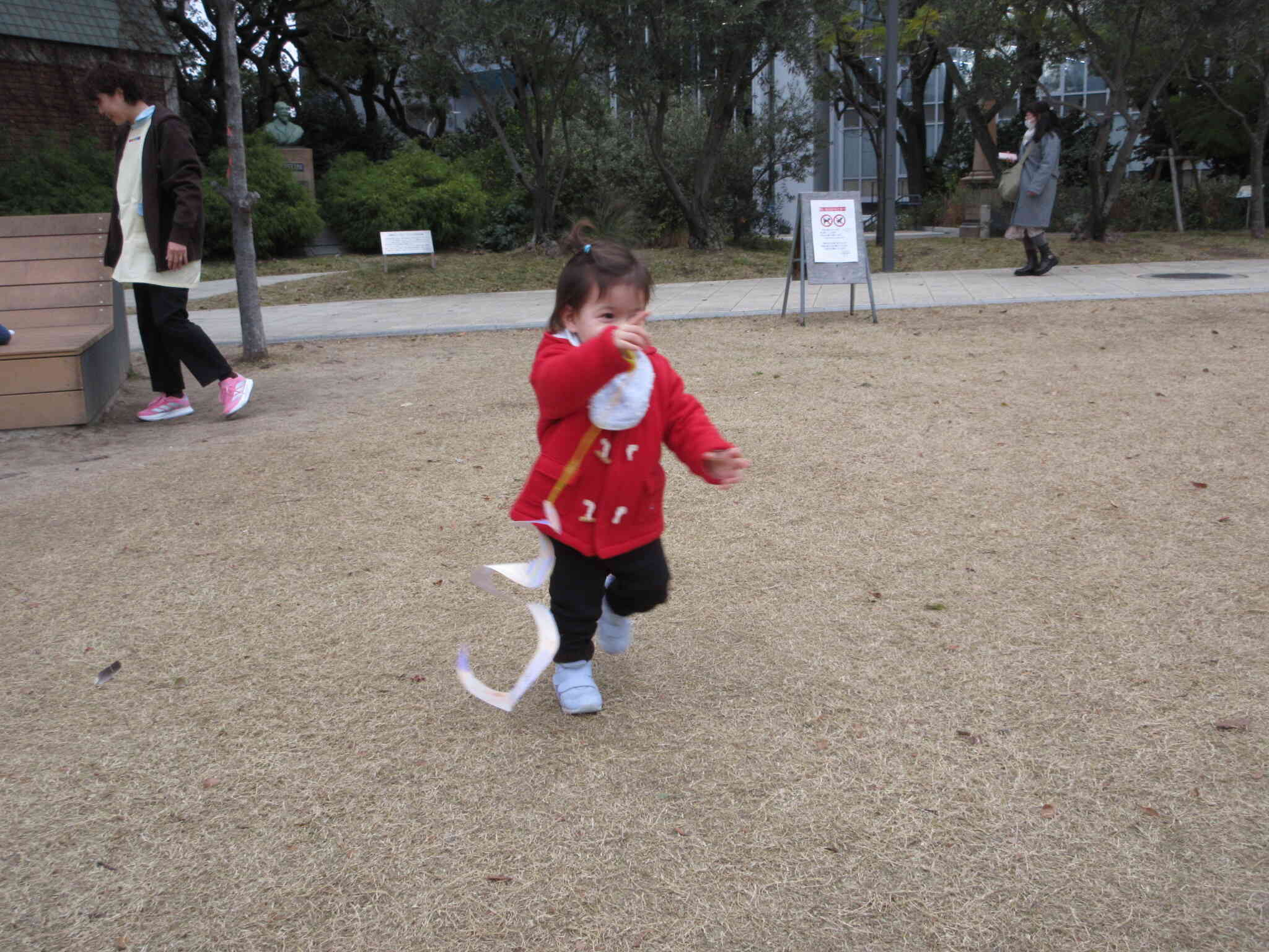 お手々をあげて！