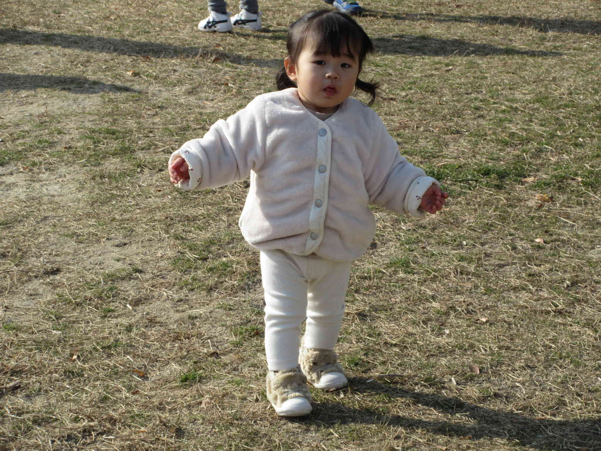 「先生まてまて！」と追いかけているひよこ組のお友達(o^^o)