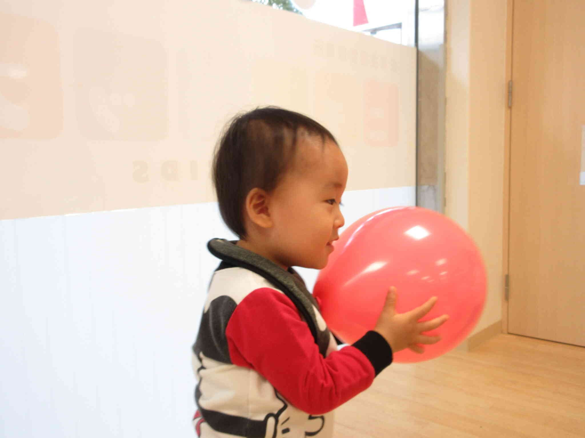 風船さんをギュッ♡フワフワな感触が気持ちよかったようです＊＾＾＊