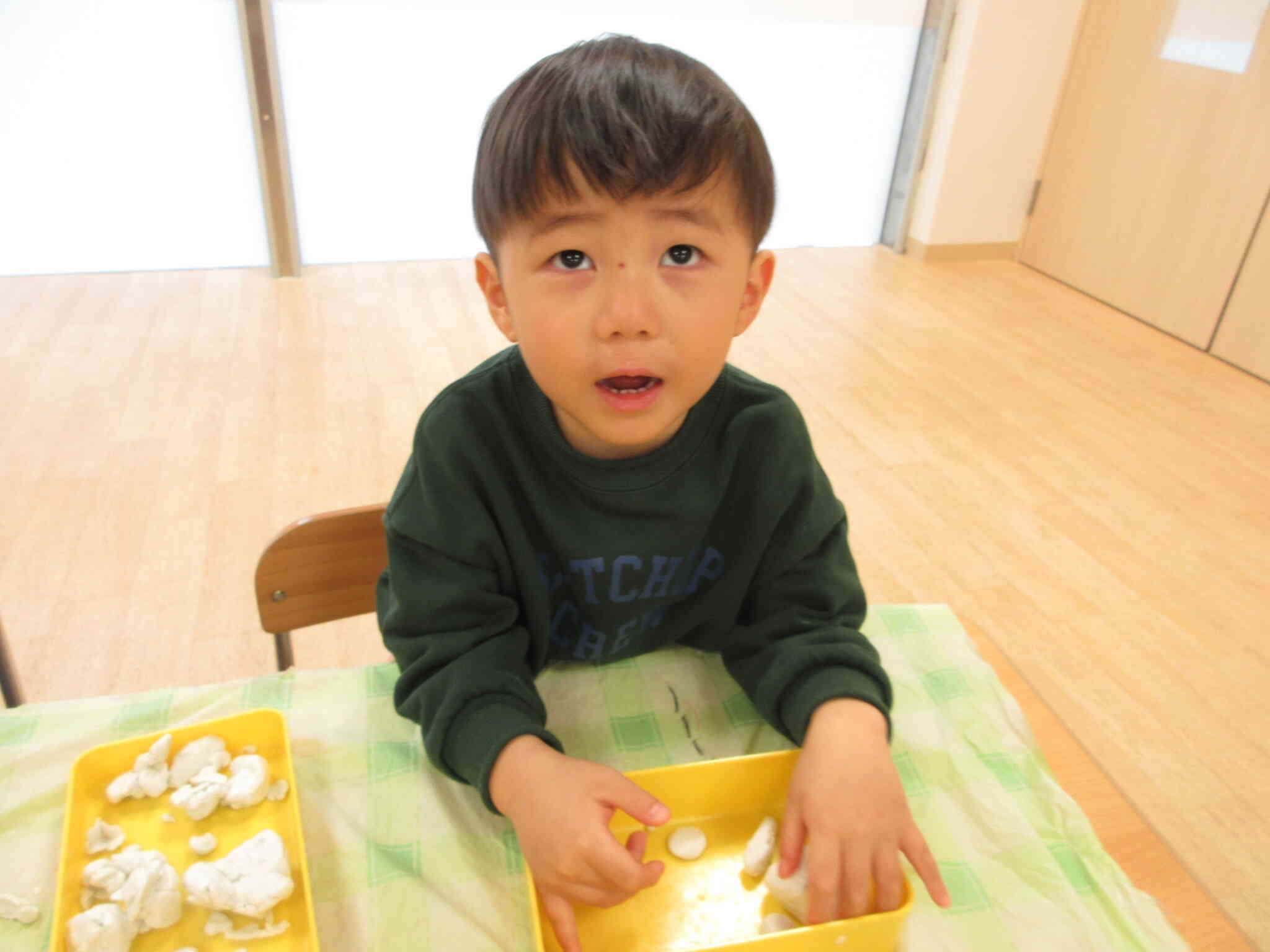 うさぎ組さん（２歳児）は粘土をしたり