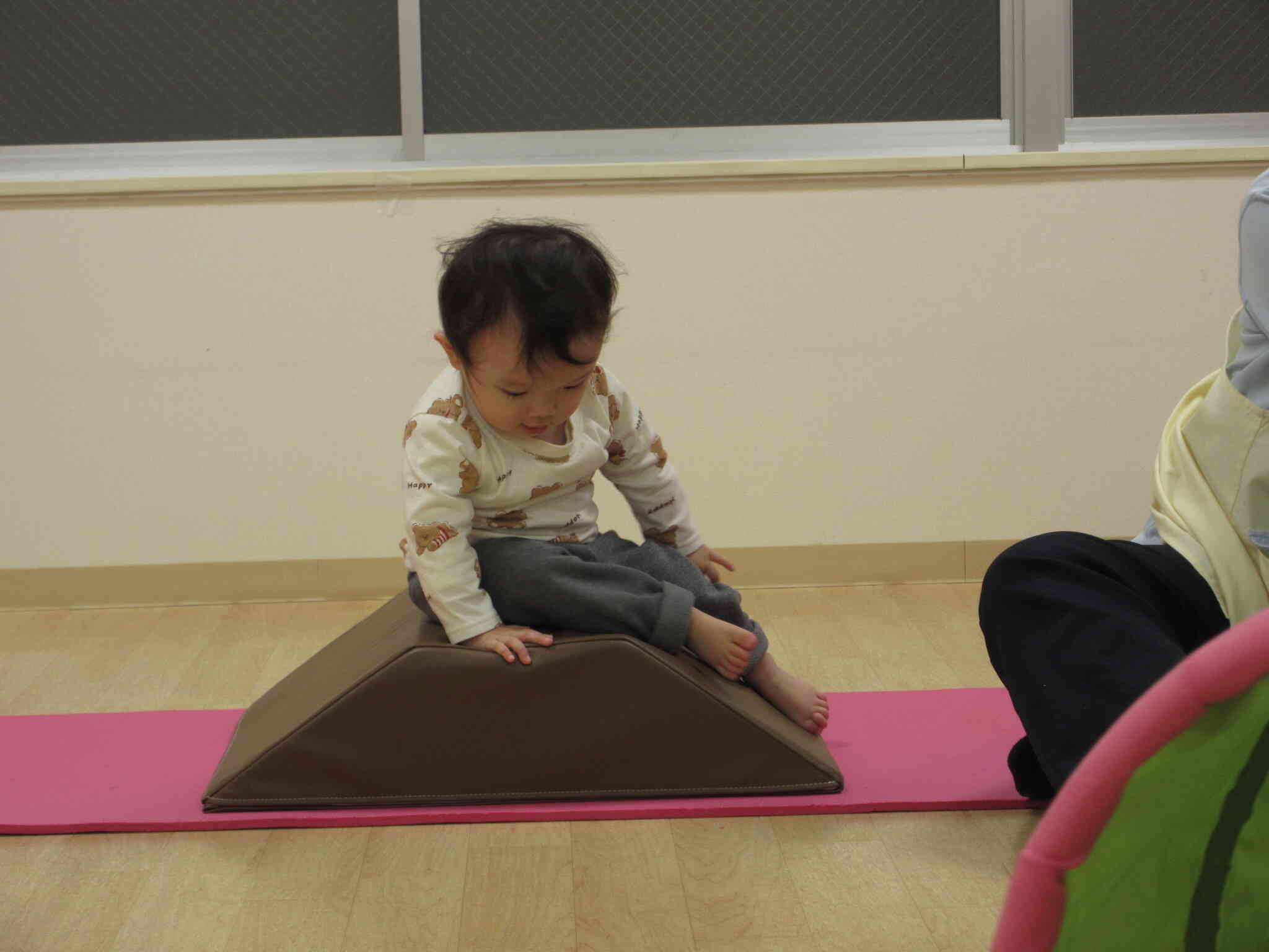 すべり台みたいにすべるのが楽しかったようで何度も繰り返して遊んでいたお友達です！！