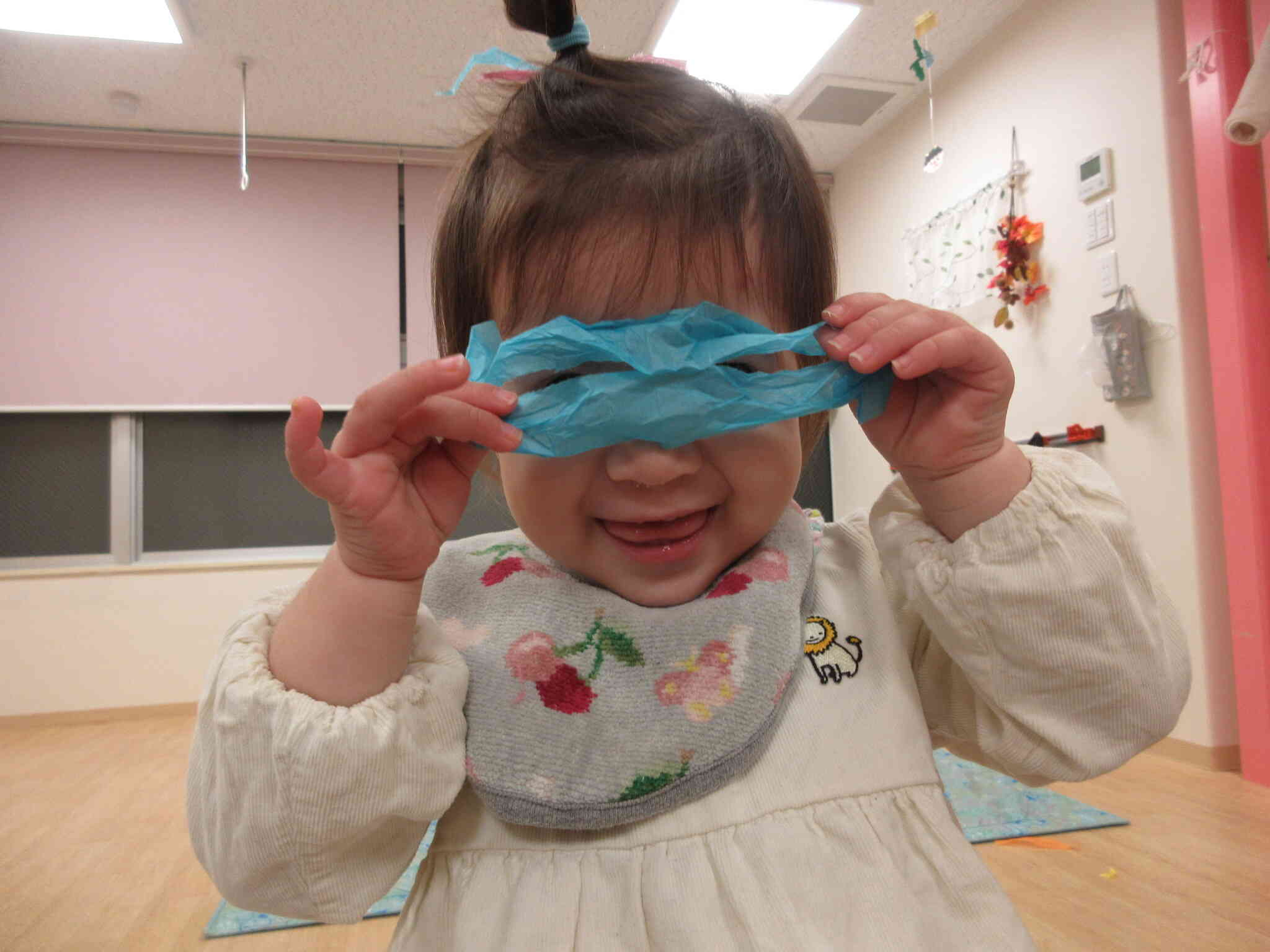 不思議な形見つけたよ！メガネみたいだね！