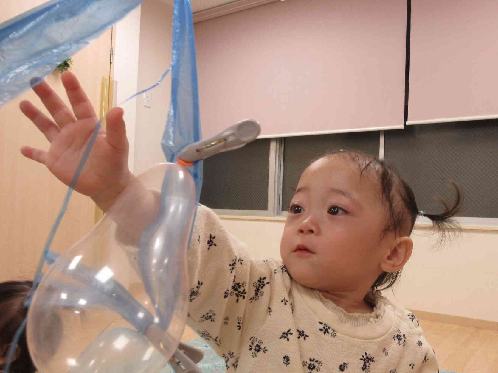 ０歳児ひよこ組さんは大人気の風船遊びをしました。
