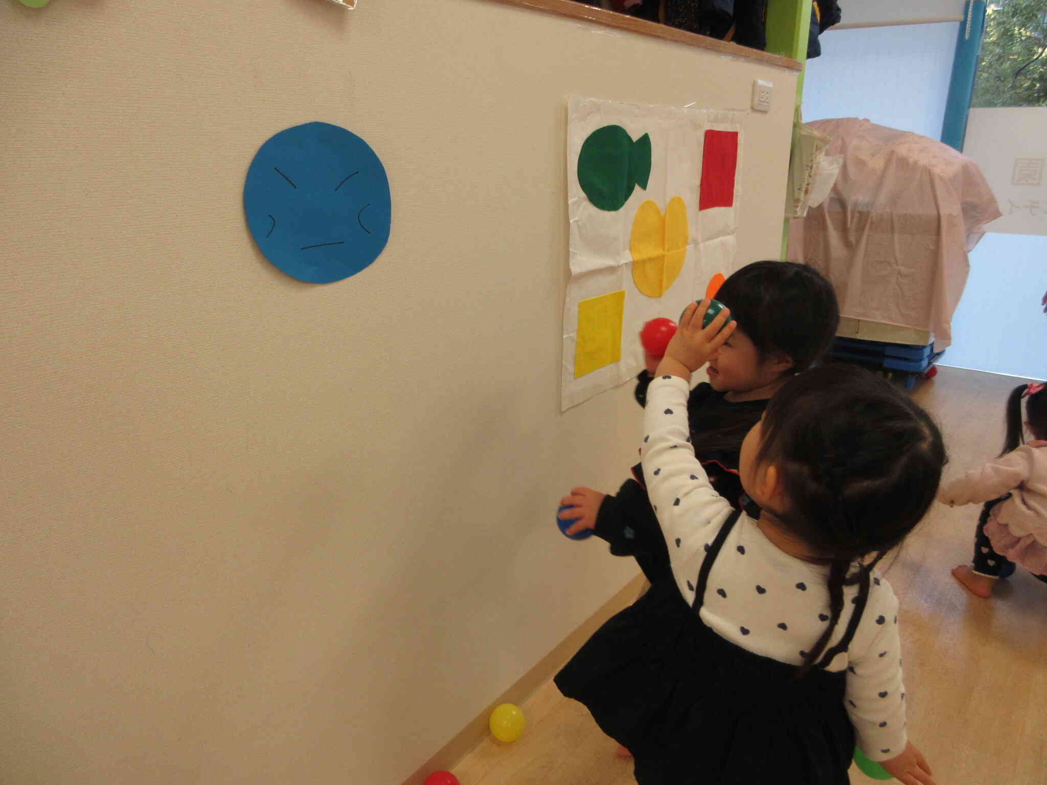 お手々をこれくらいあげたらあたるかな！？と一生懸命手を伸ばしてボールを投げていたお友達です＊＾＾＊