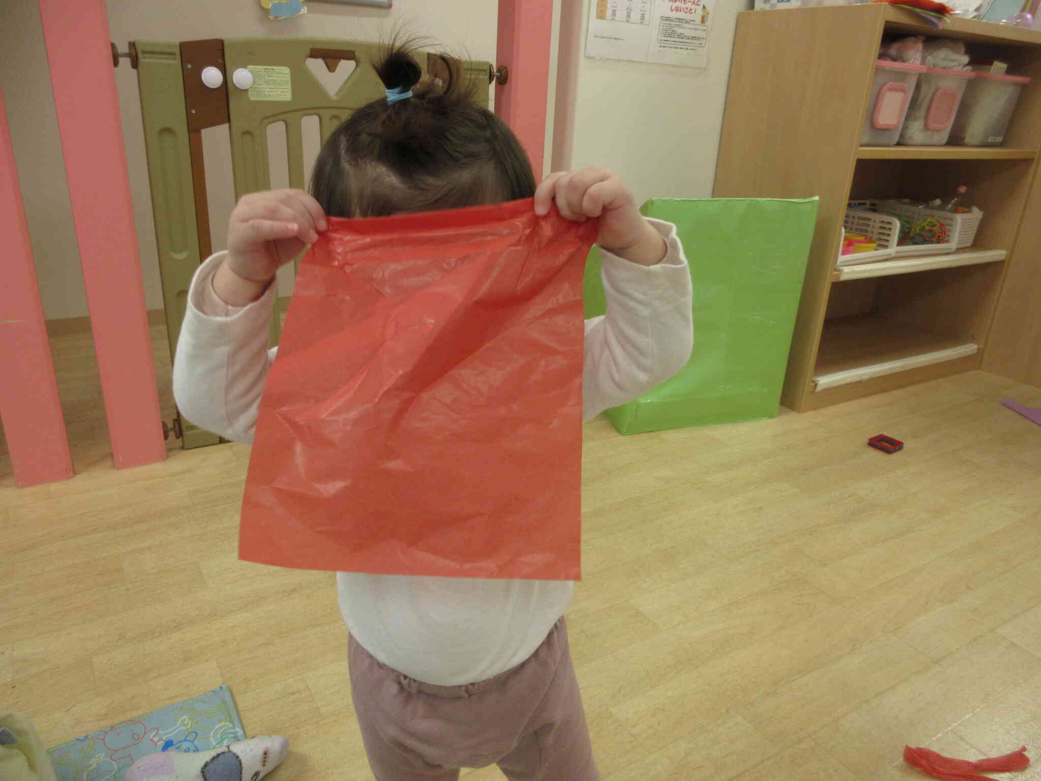 お花紙を使って「いな～い…いな～い…」