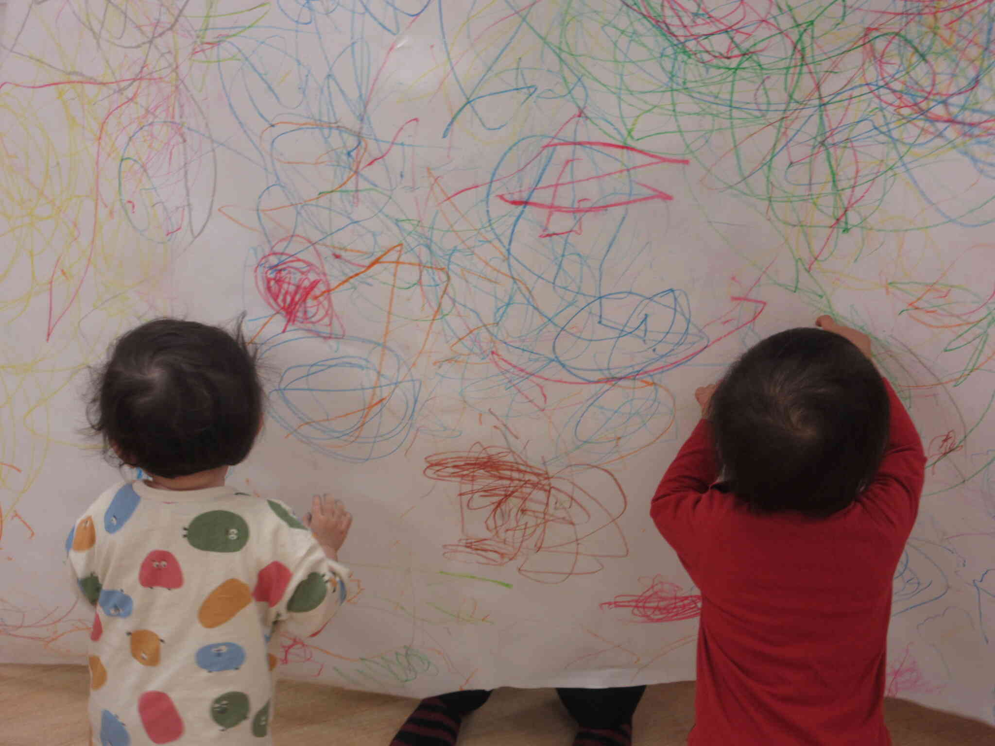 最後にみんなで描いた絵をジャジャ～ン！！「これぼくが描いたよ！」「こっちはわたし！」と大興奮で指をさして教えてくれました＊＾＾＊楽しかったね♪