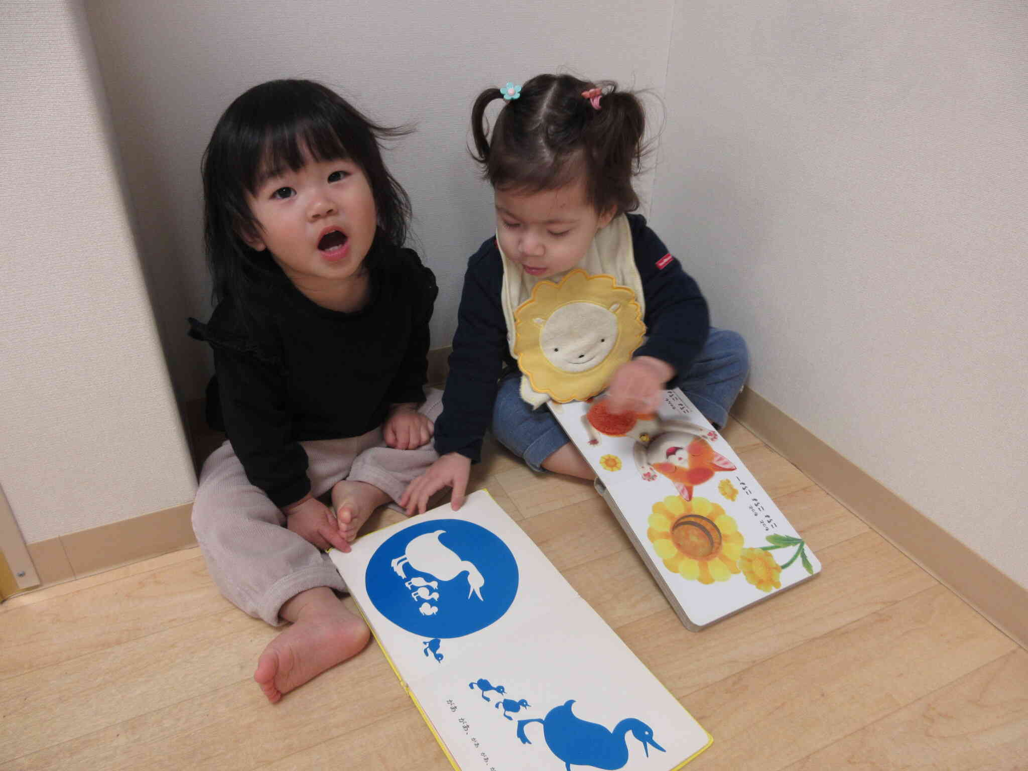 ひよこ組さん（０歳児）は仲良く絵本を見ています！